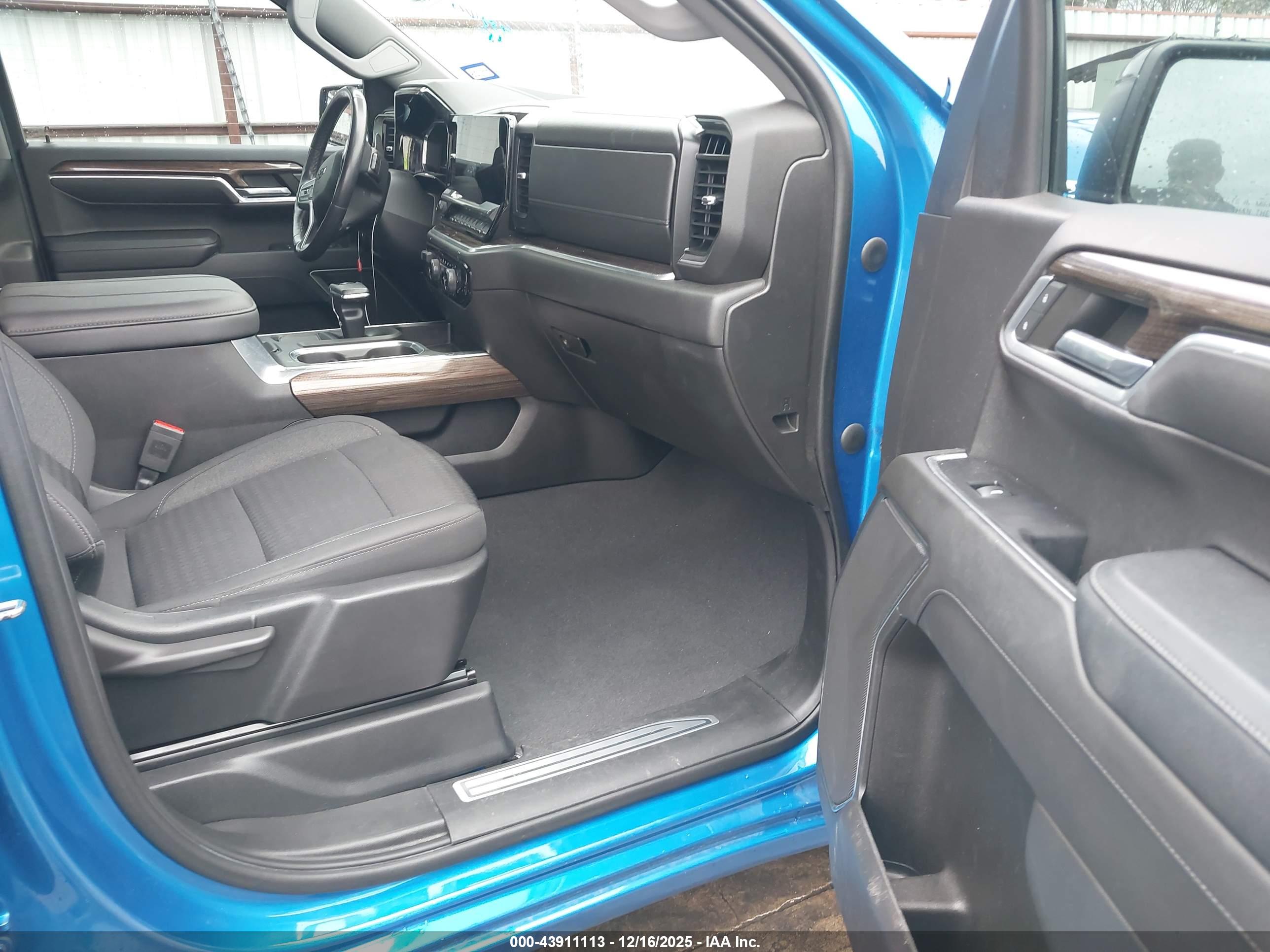 CHEVROLET SILVERADO image 5
