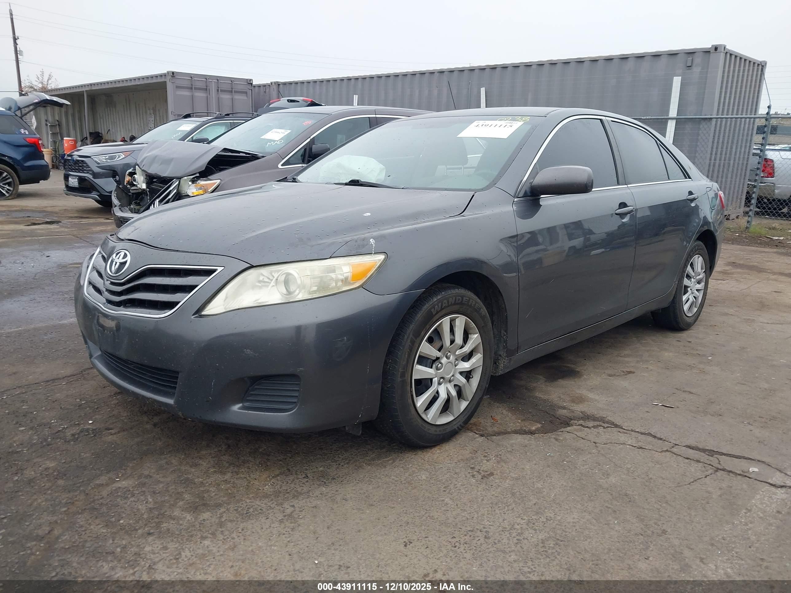 TOYOTA CAMRY image 2
