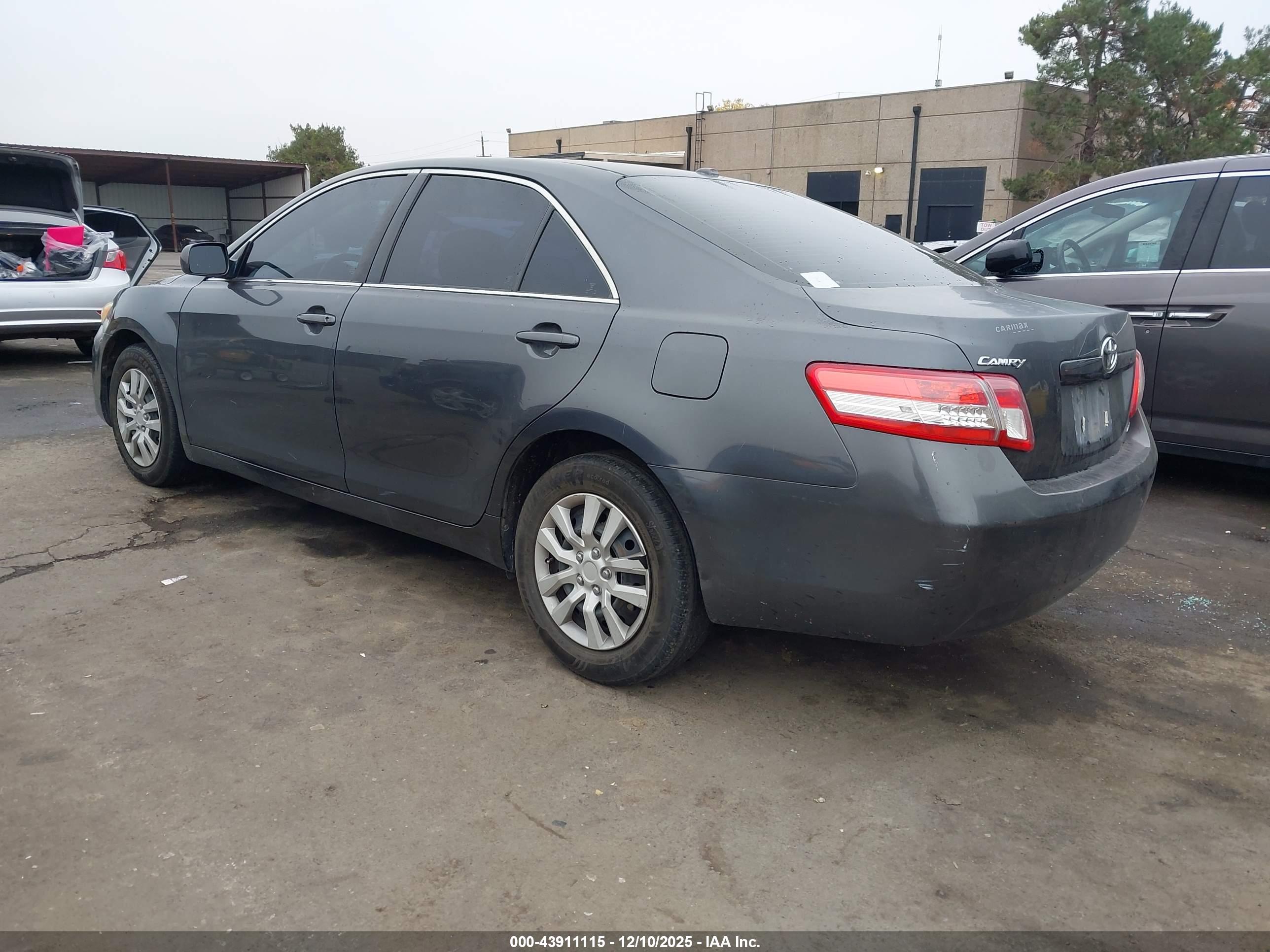 TOYOTA CAMRY image 3
