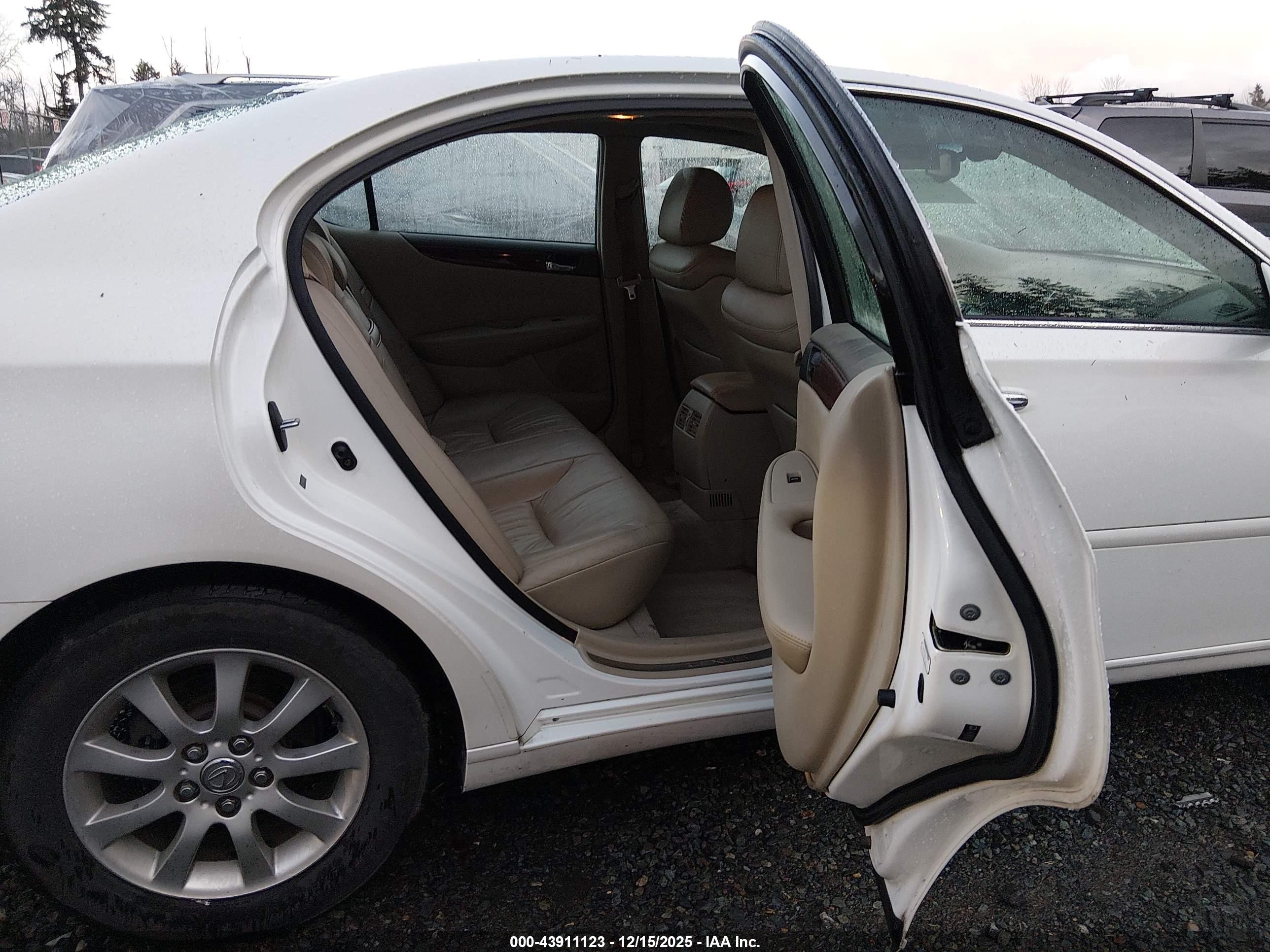 LEXUS ES image 8