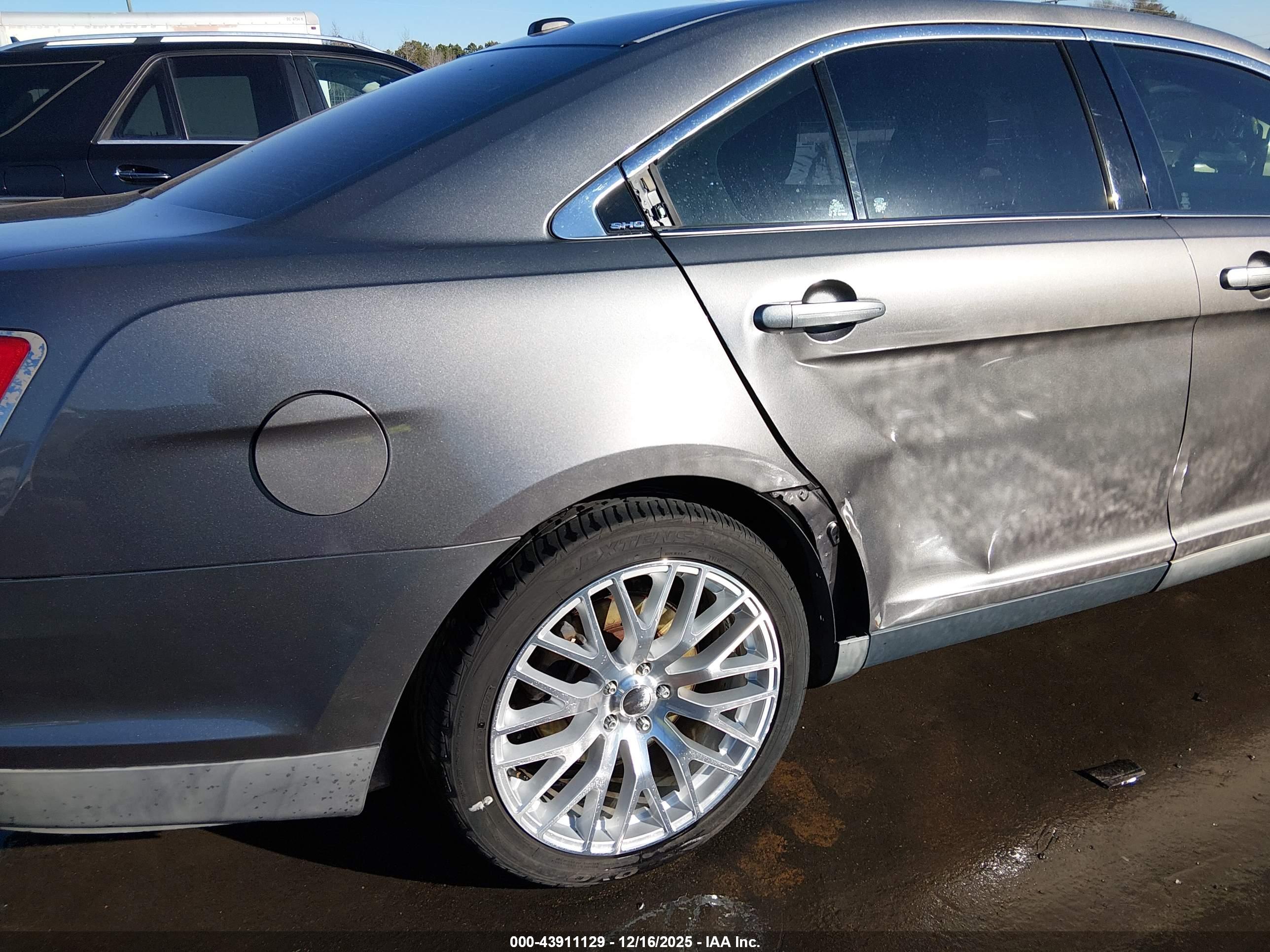 FORD TAURUS image 6