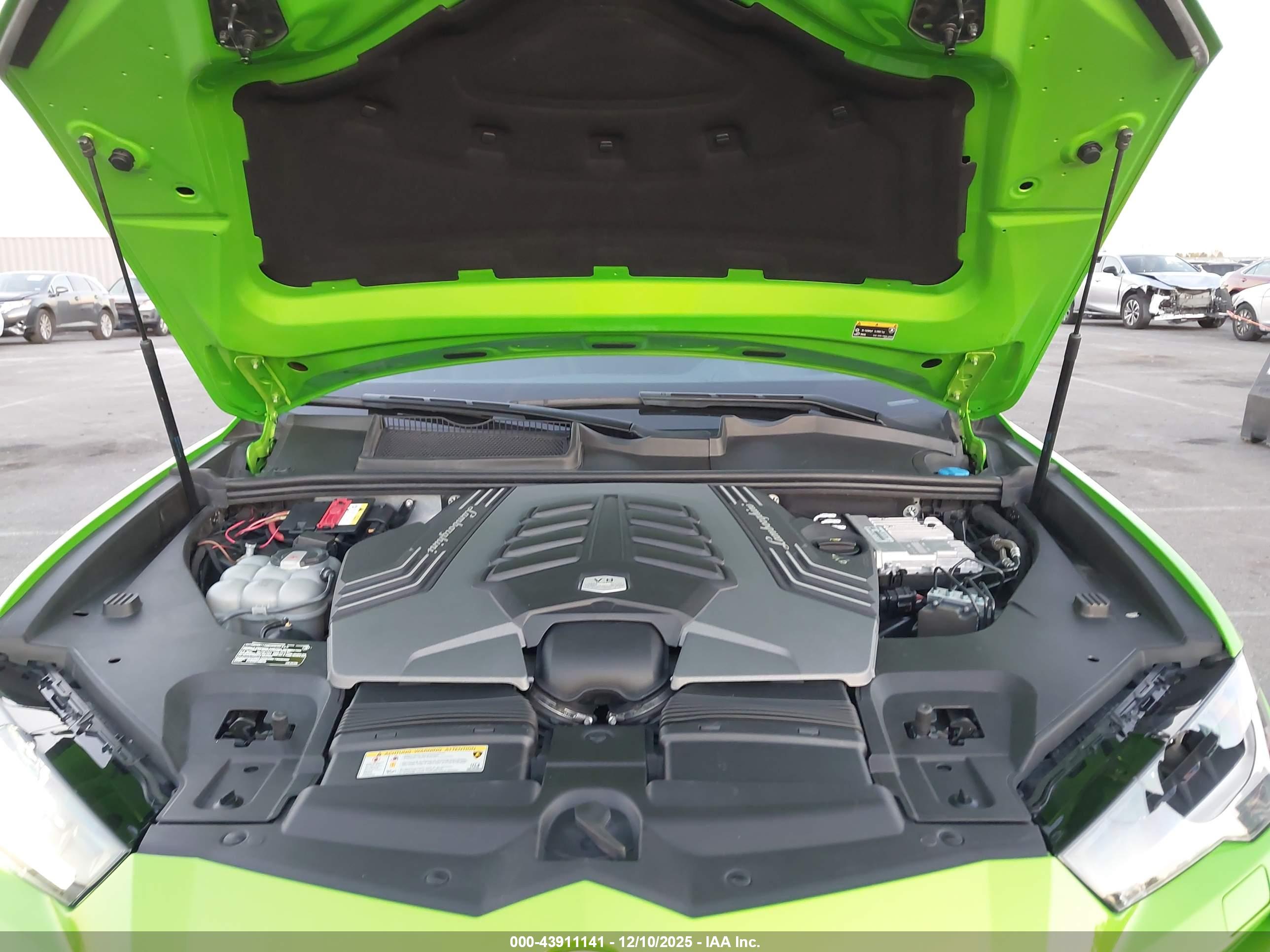 LAMBORGHINI URUS image 10