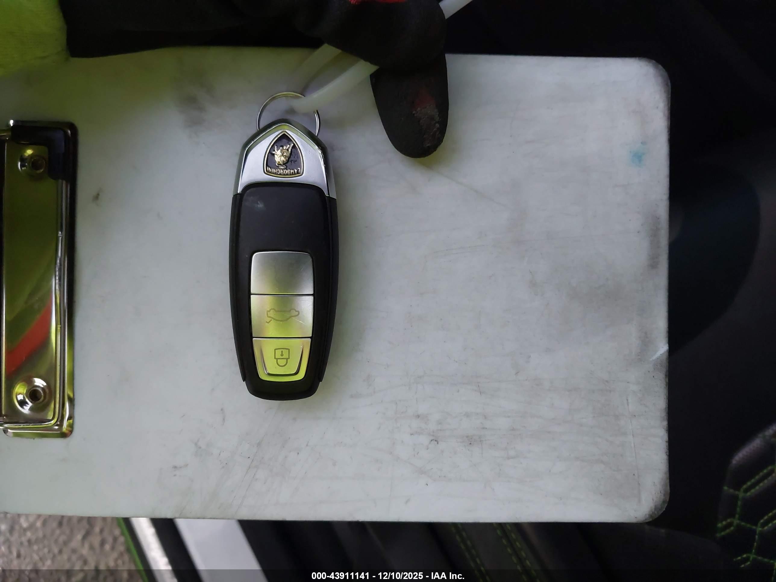 LAMBORGHINI URUS image 11