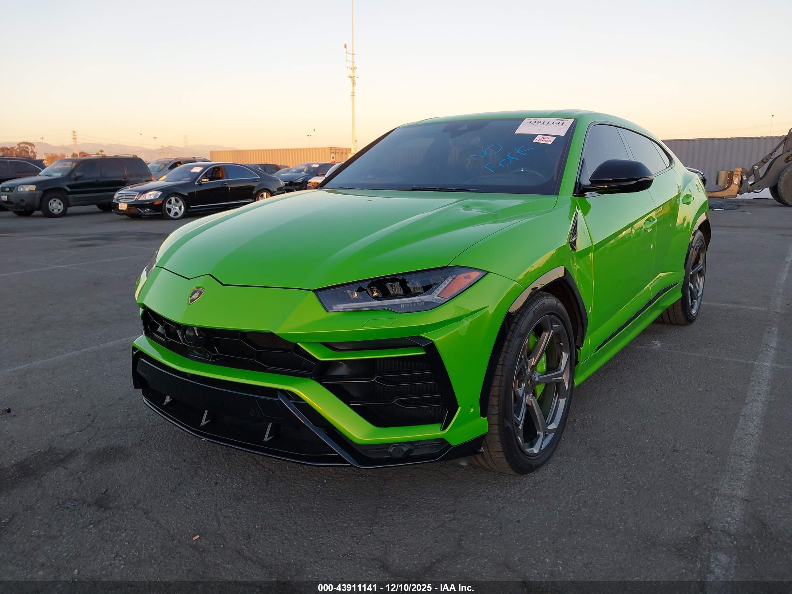 LAMBORGHINI URUS image 2