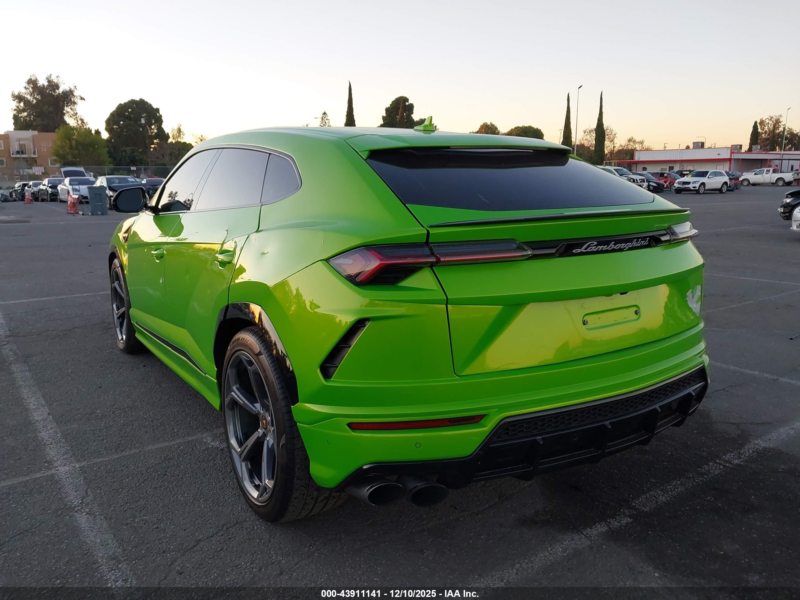 LAMBORGHINI URUS image 3
