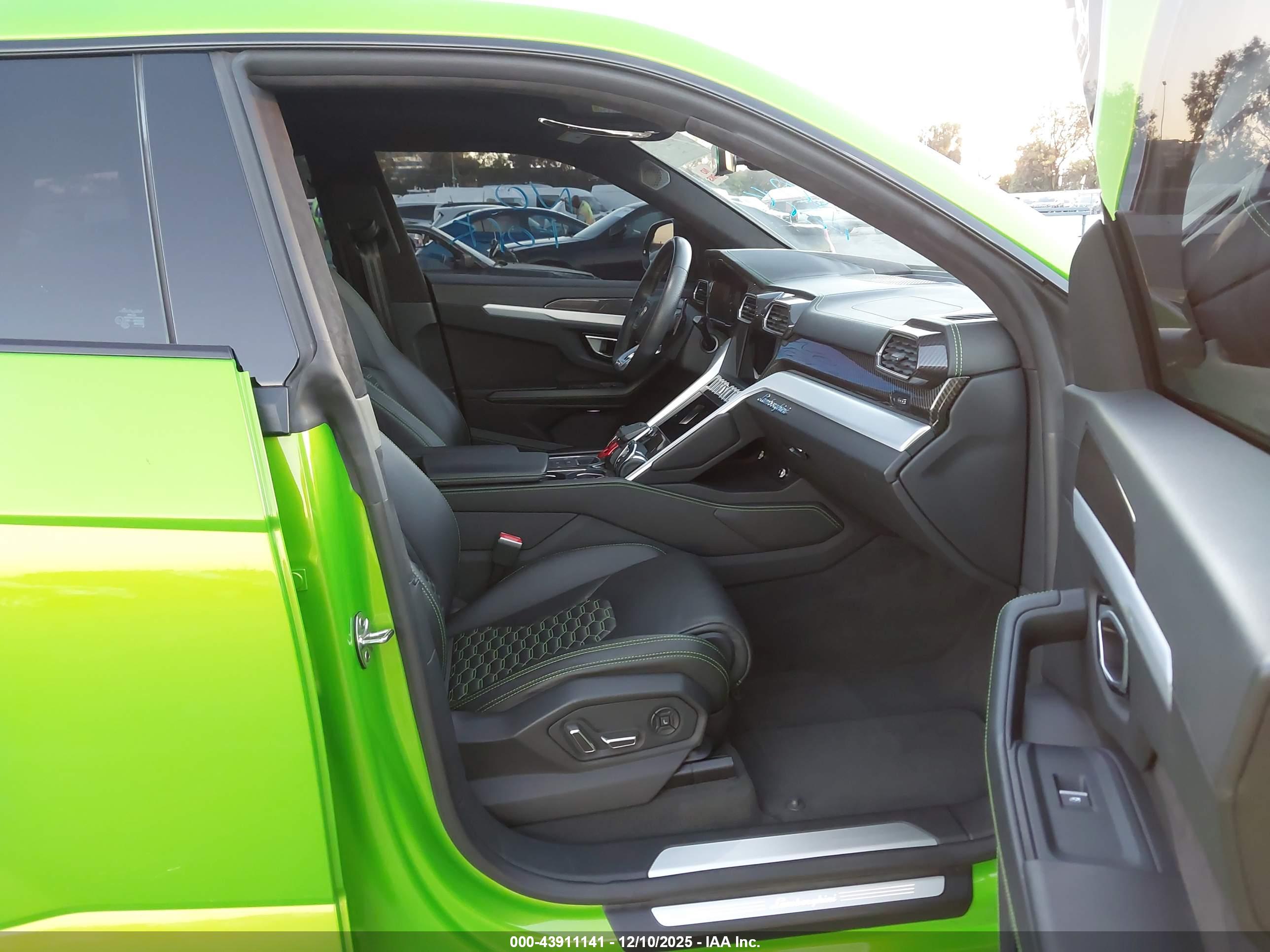 LAMBORGHINI URUS image 5