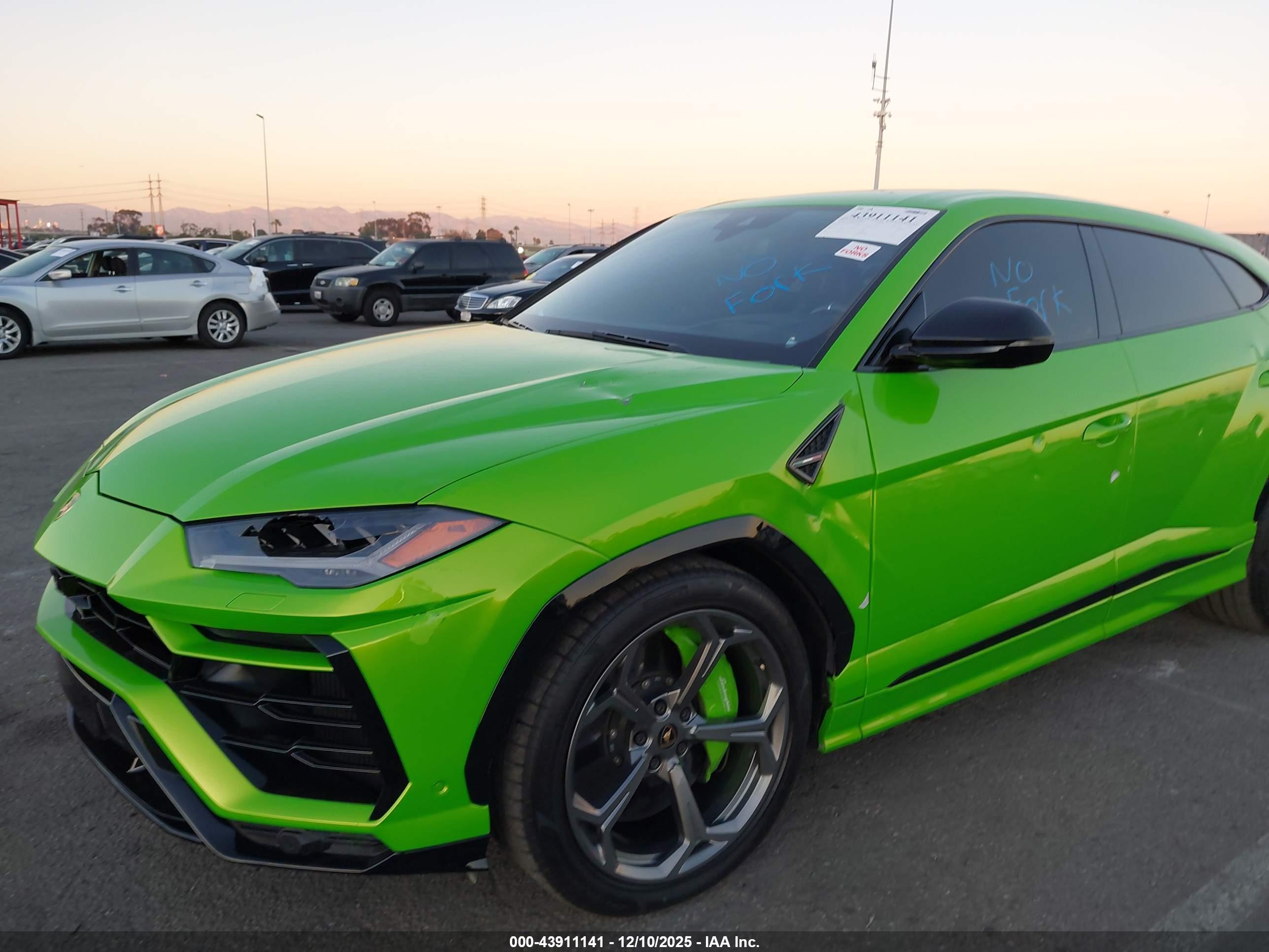 LAMBORGHINI URUS image 6