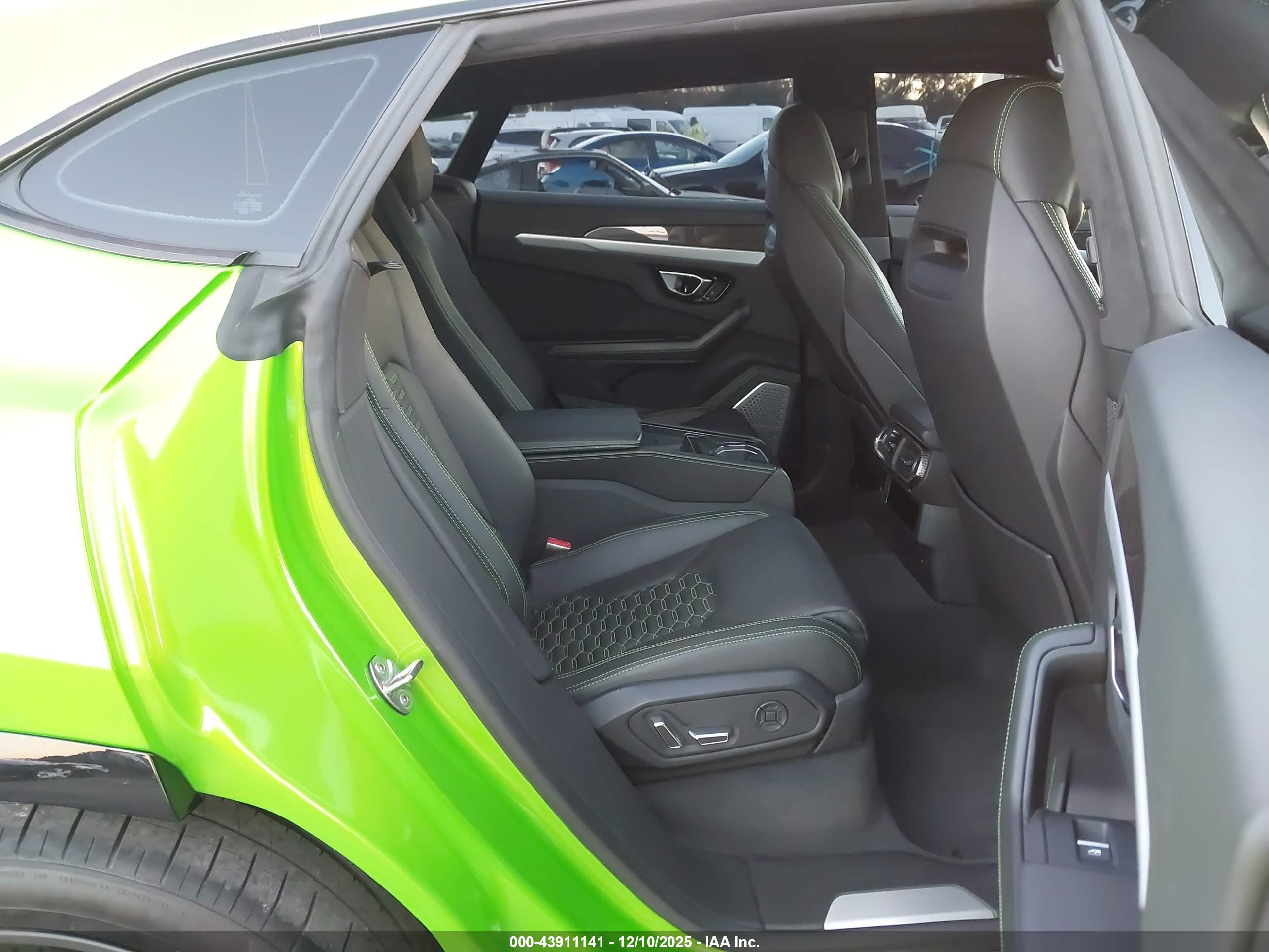 LAMBORGHINI URUS image 8