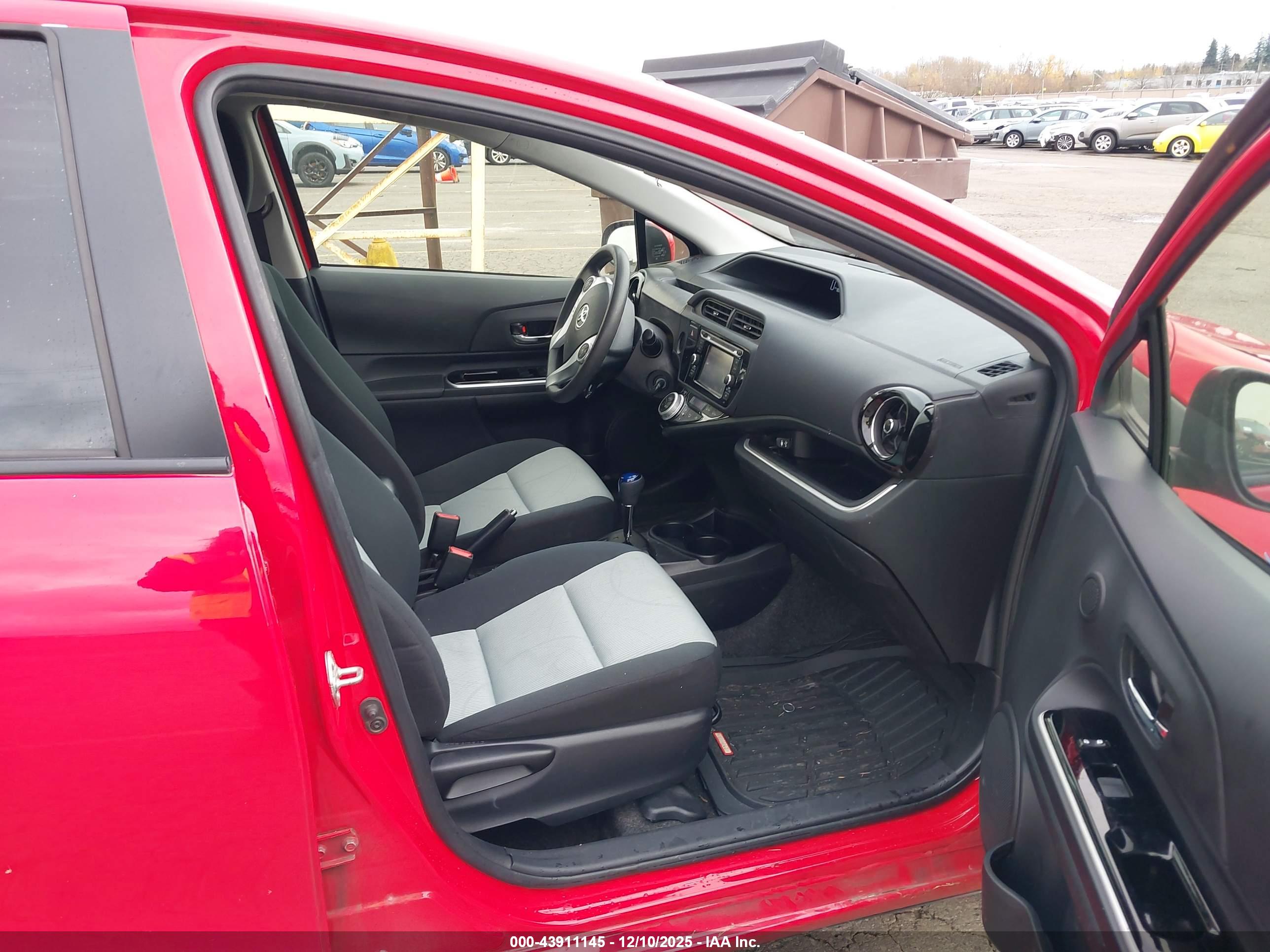 TOYOTA PRIUS image 5