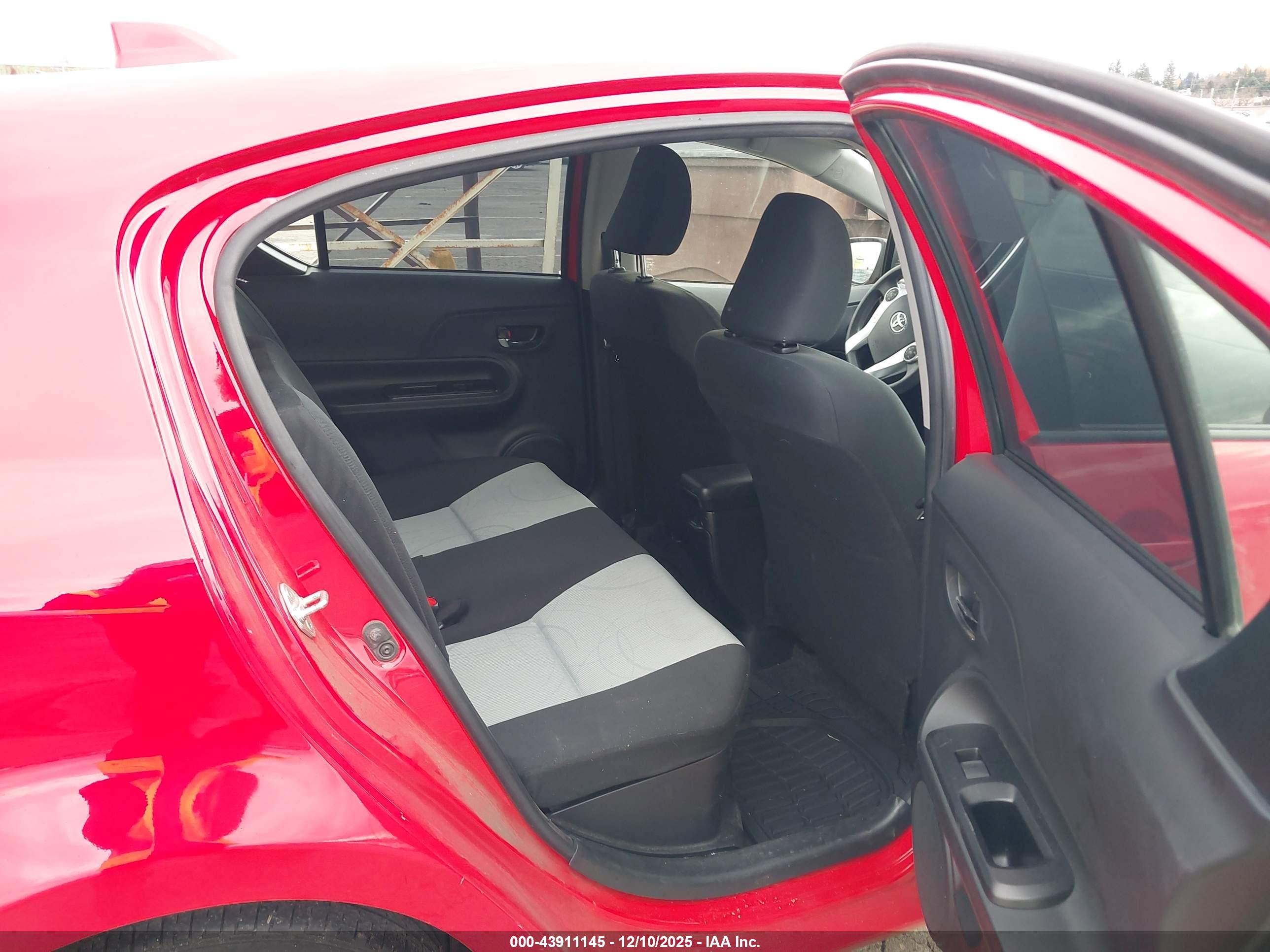 TOYOTA PRIUS image 8