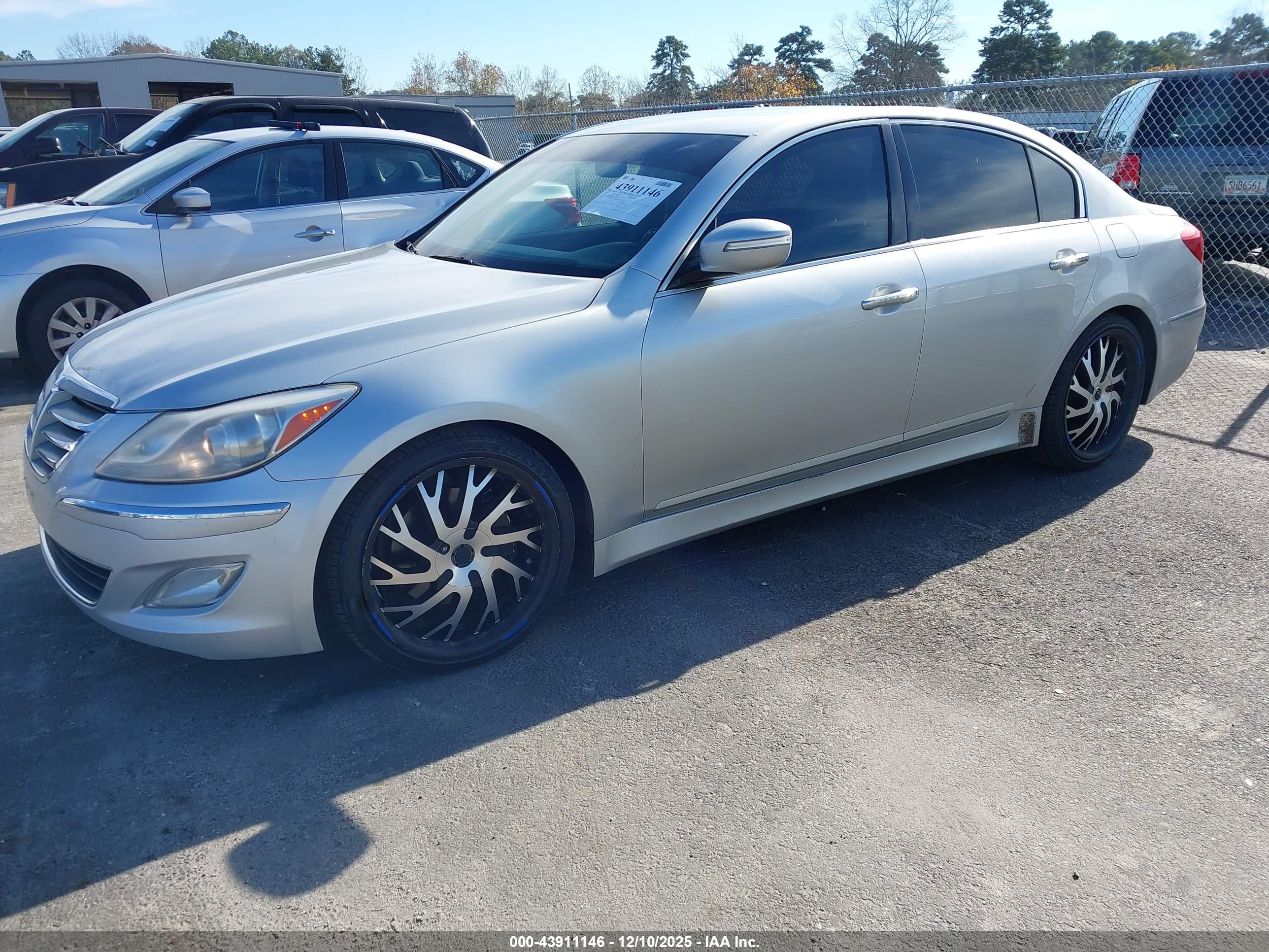 HYUNDAI GENESIS image 2