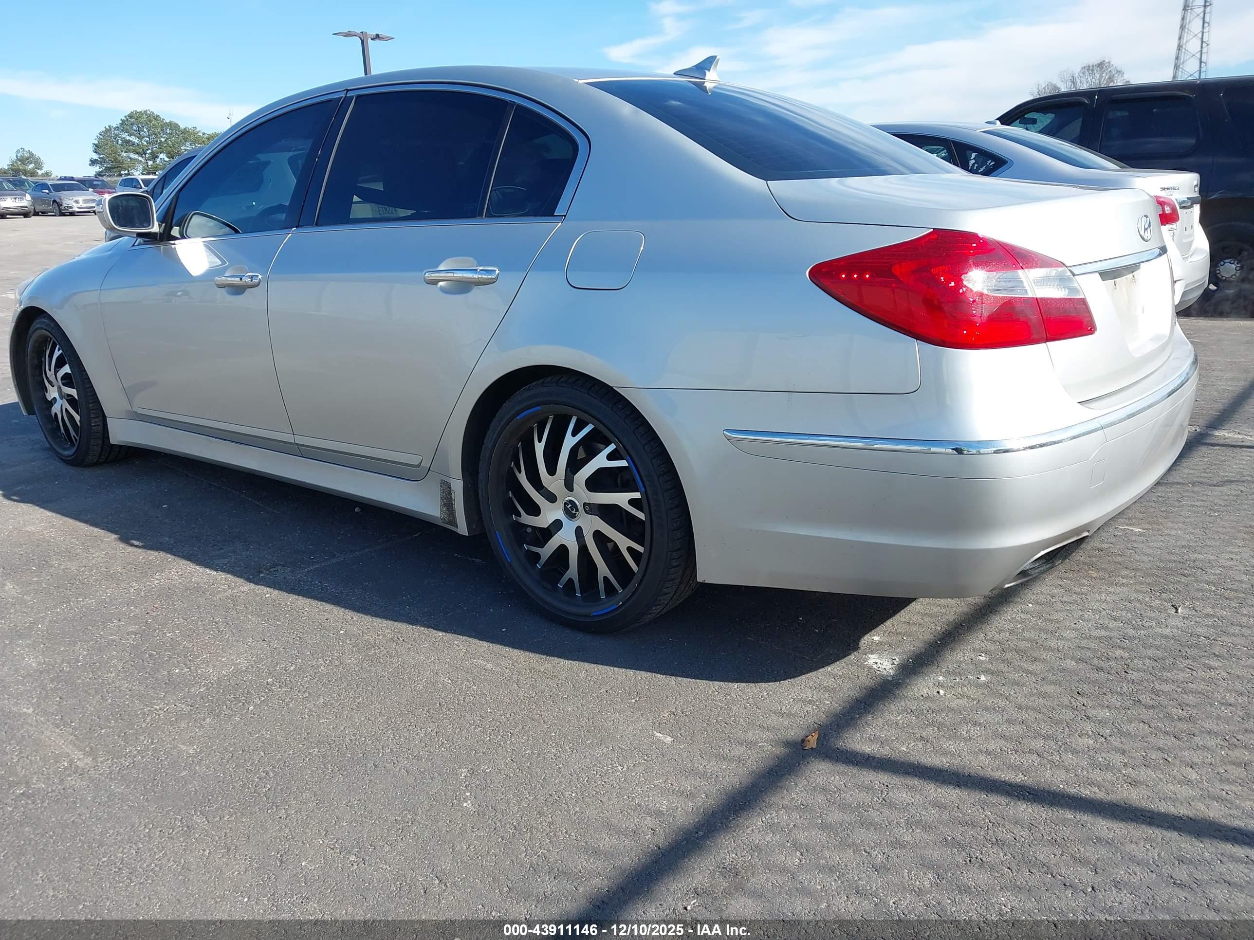 HYUNDAI GENESIS image 3