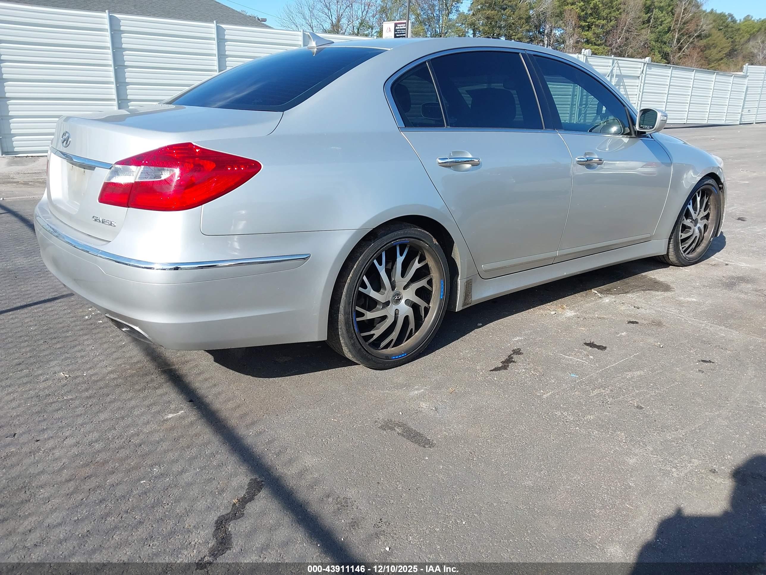 HYUNDAI GENESIS image 4