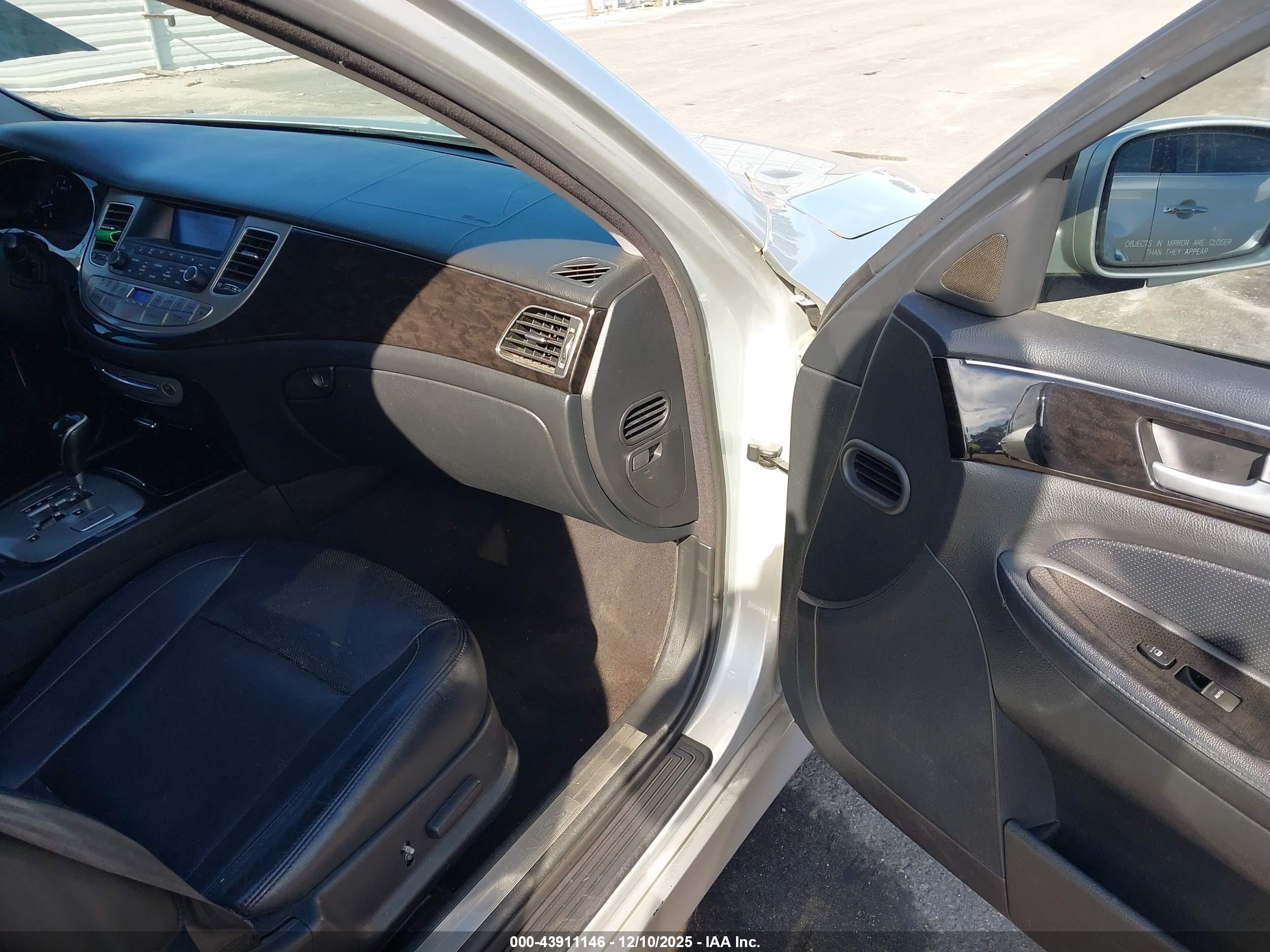 HYUNDAI GENESIS image 5