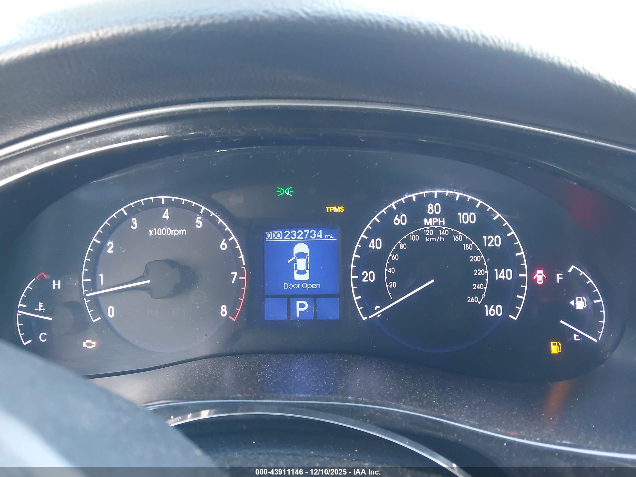 HYUNDAI GENESIS image 7