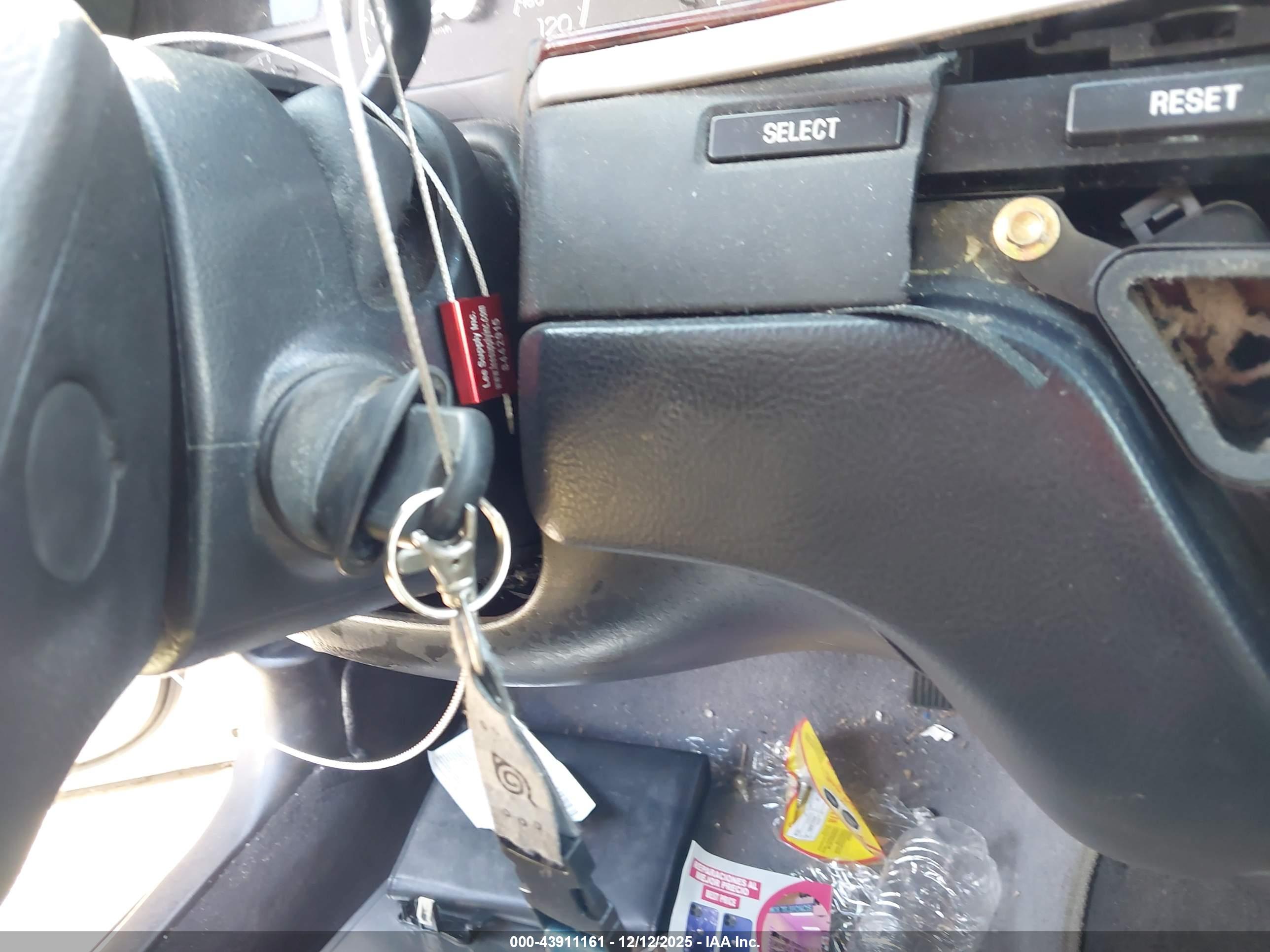 LINCOLN TOWN image 11