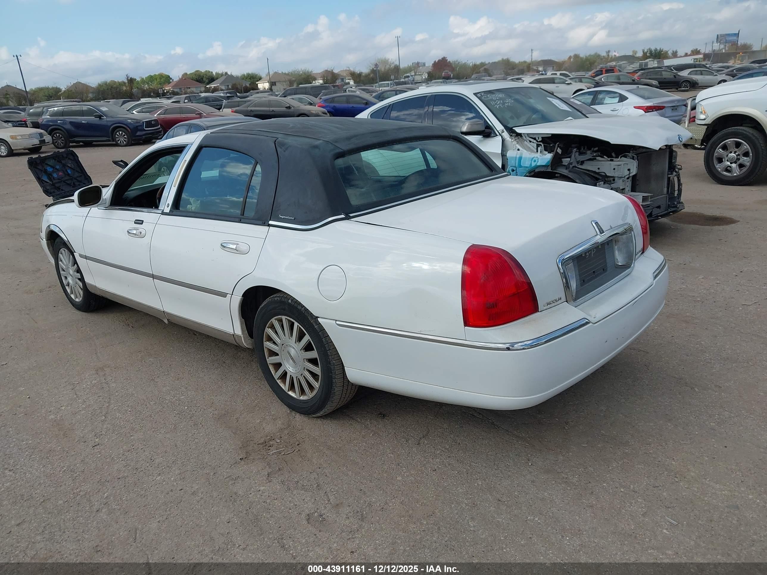 LINCOLN TOWN image 3
