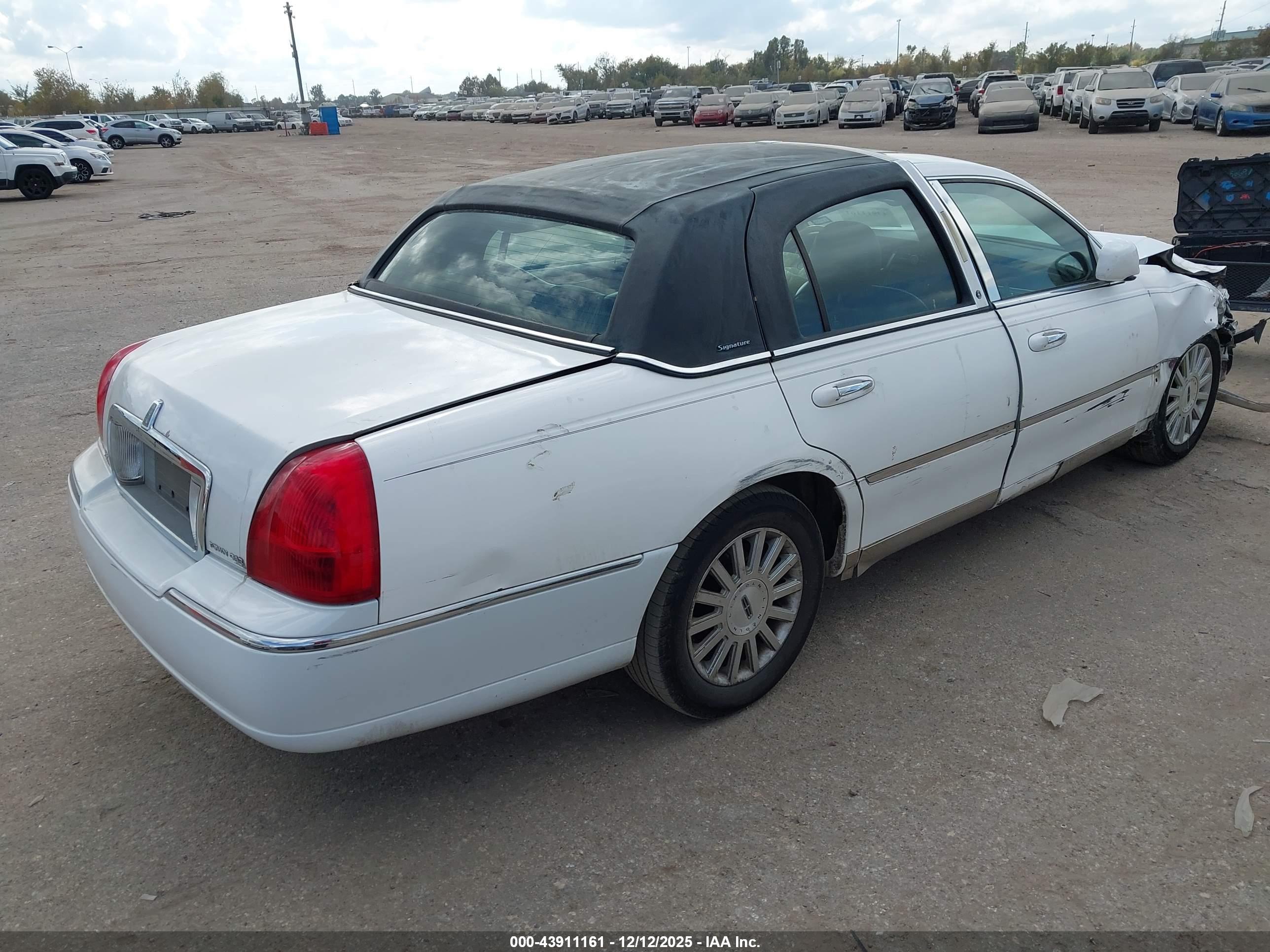 LINCOLN TOWN image 4