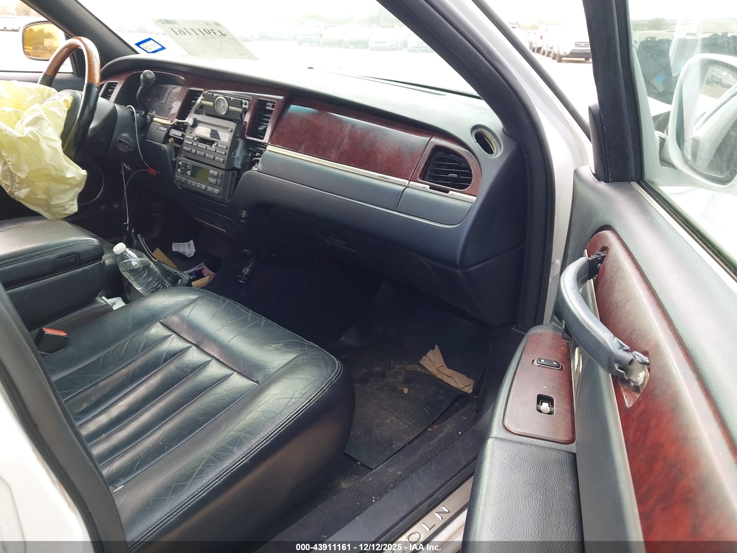 LINCOLN TOWN image 5