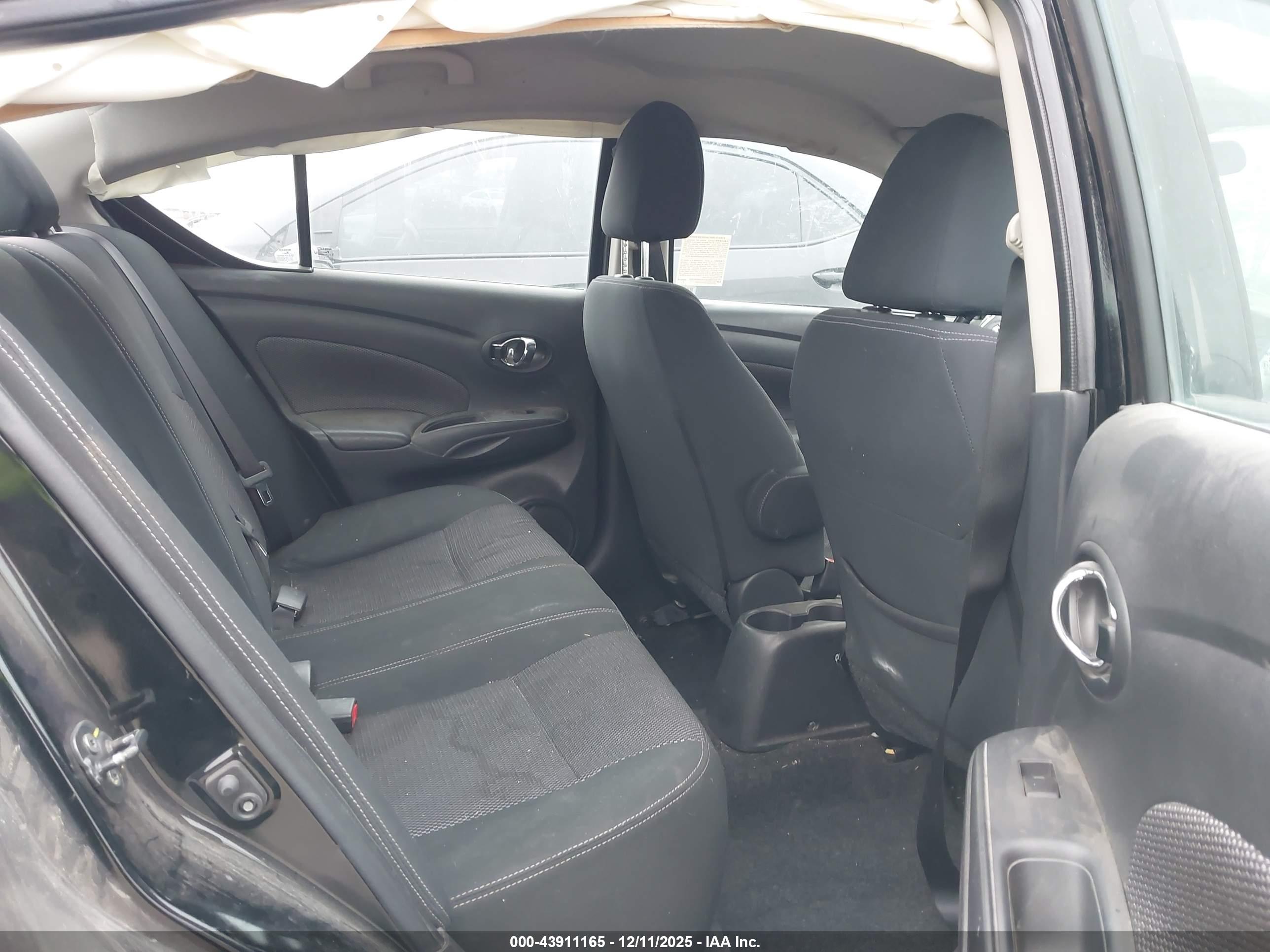 NISSAN VERSA image 8