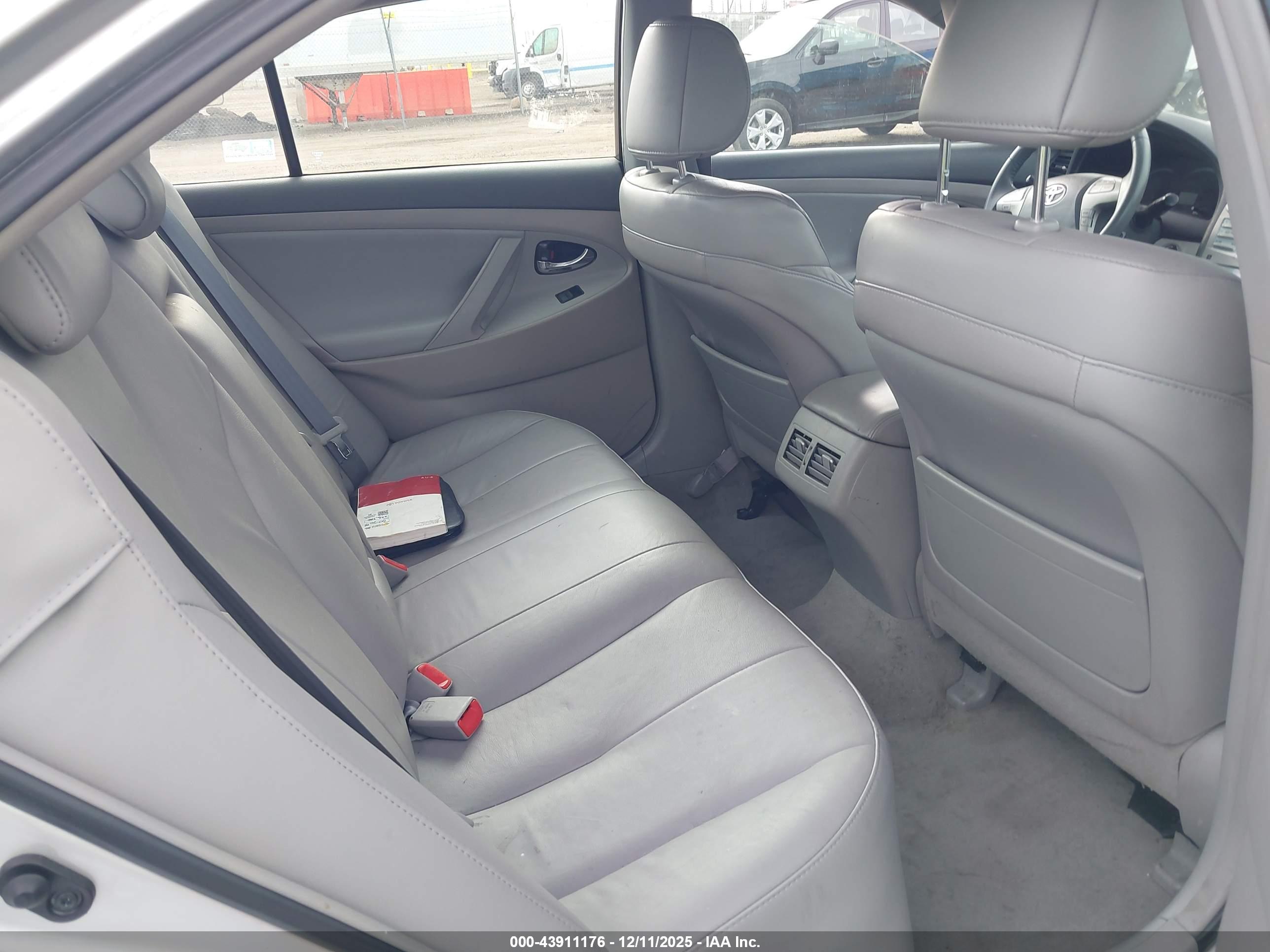 TOYOTA CAMRY image 8