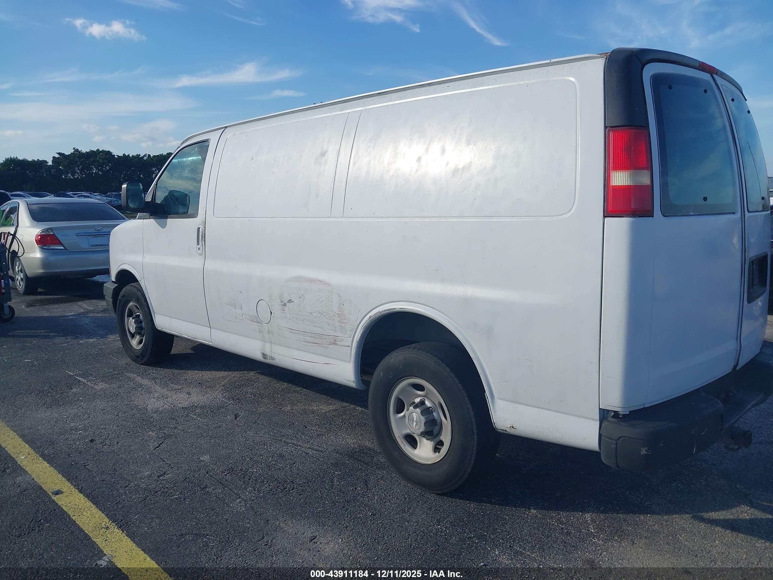 CHEVROLET EXPRESS image 3
