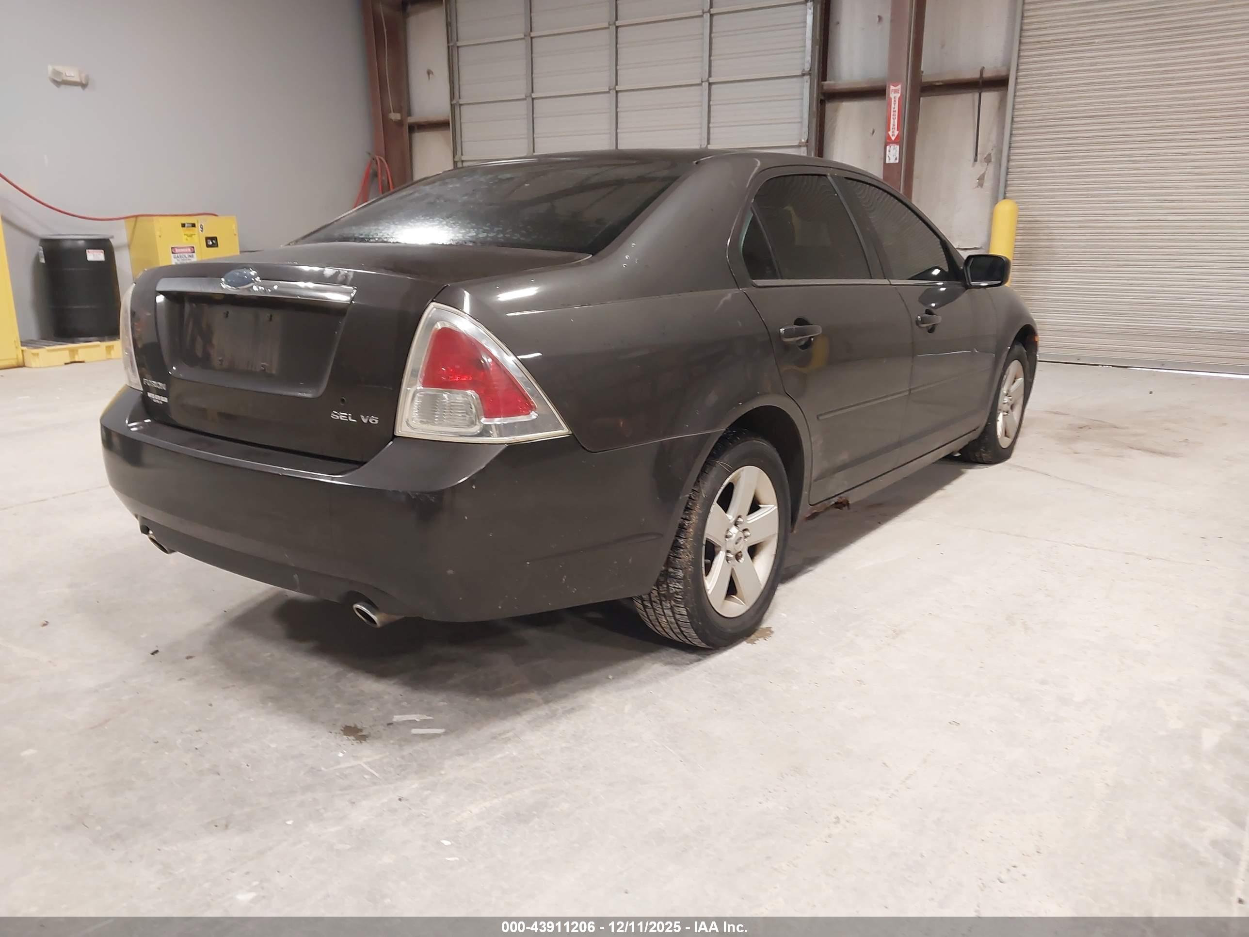 FORD FUSION image 4