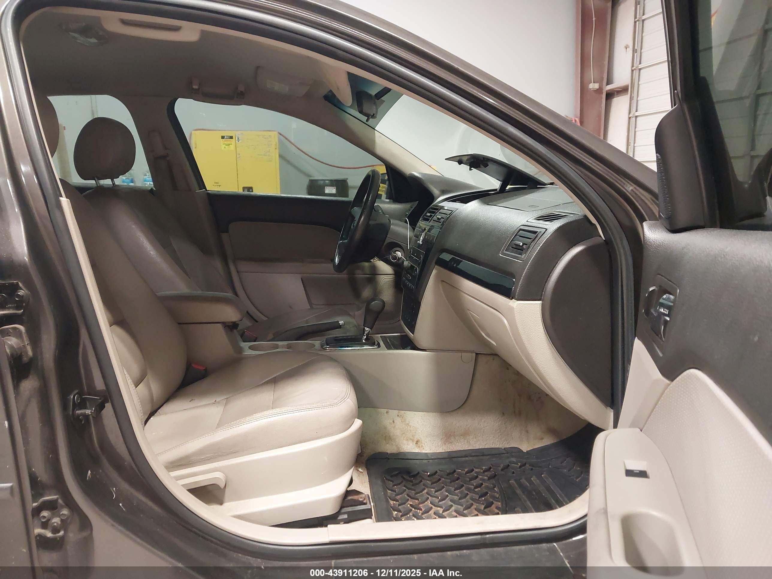 FORD FUSION image 5