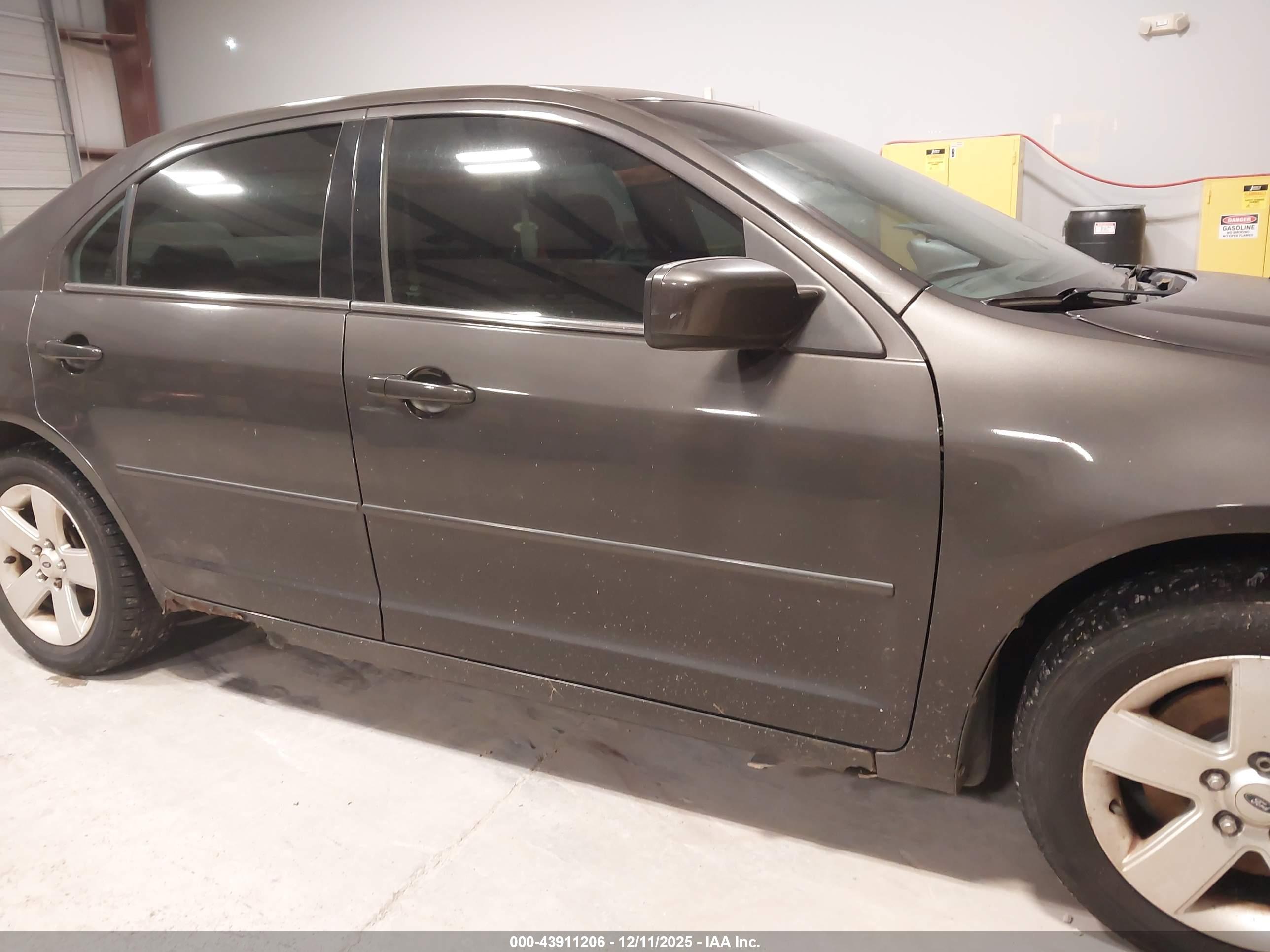 FORD FUSION image 6