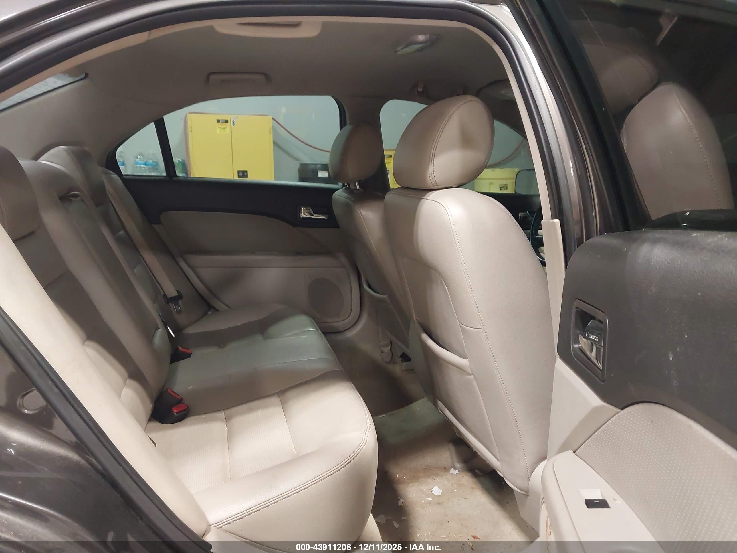 FORD FUSION image 8