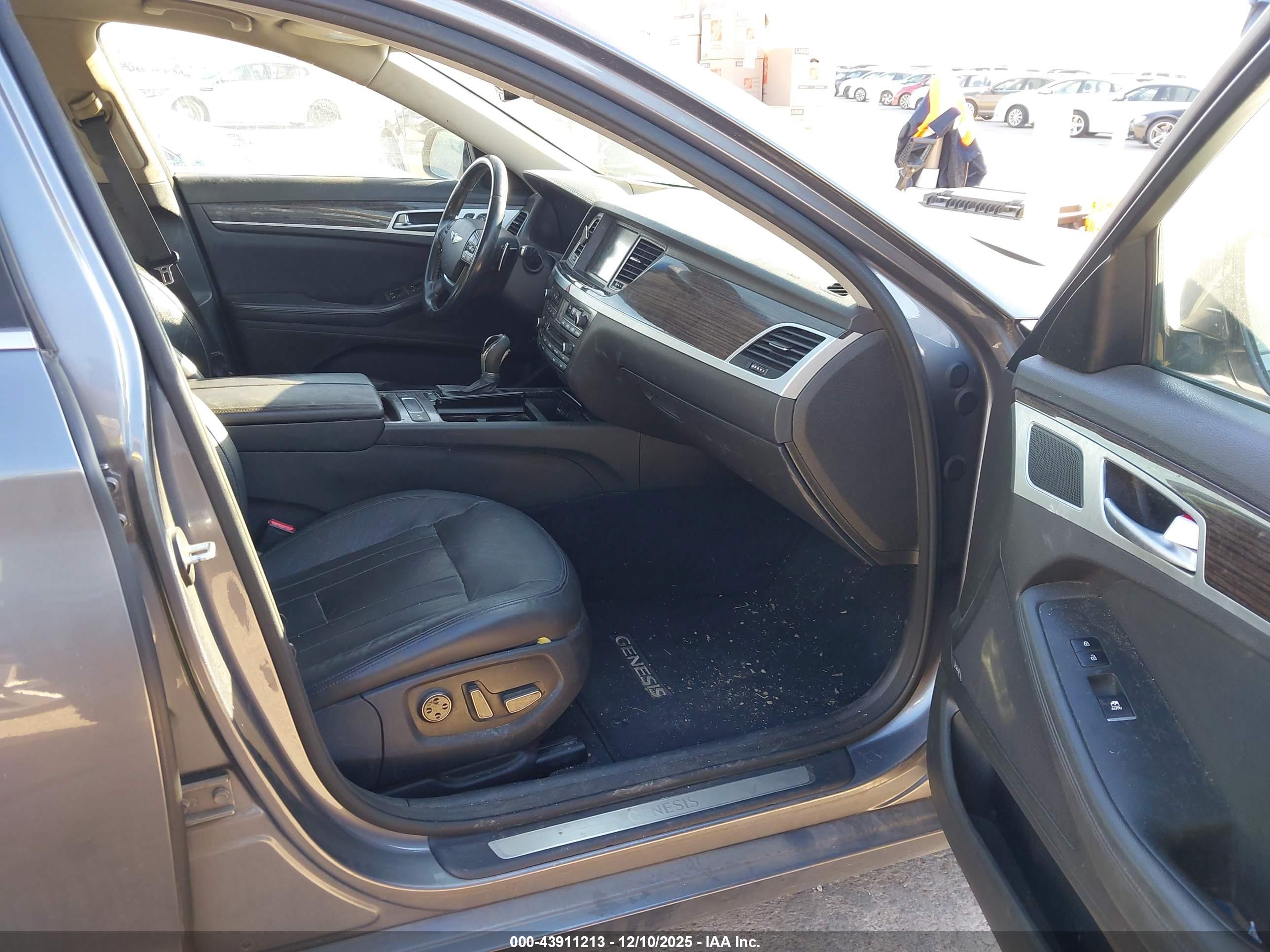HYUNDAI GENESIS image 5