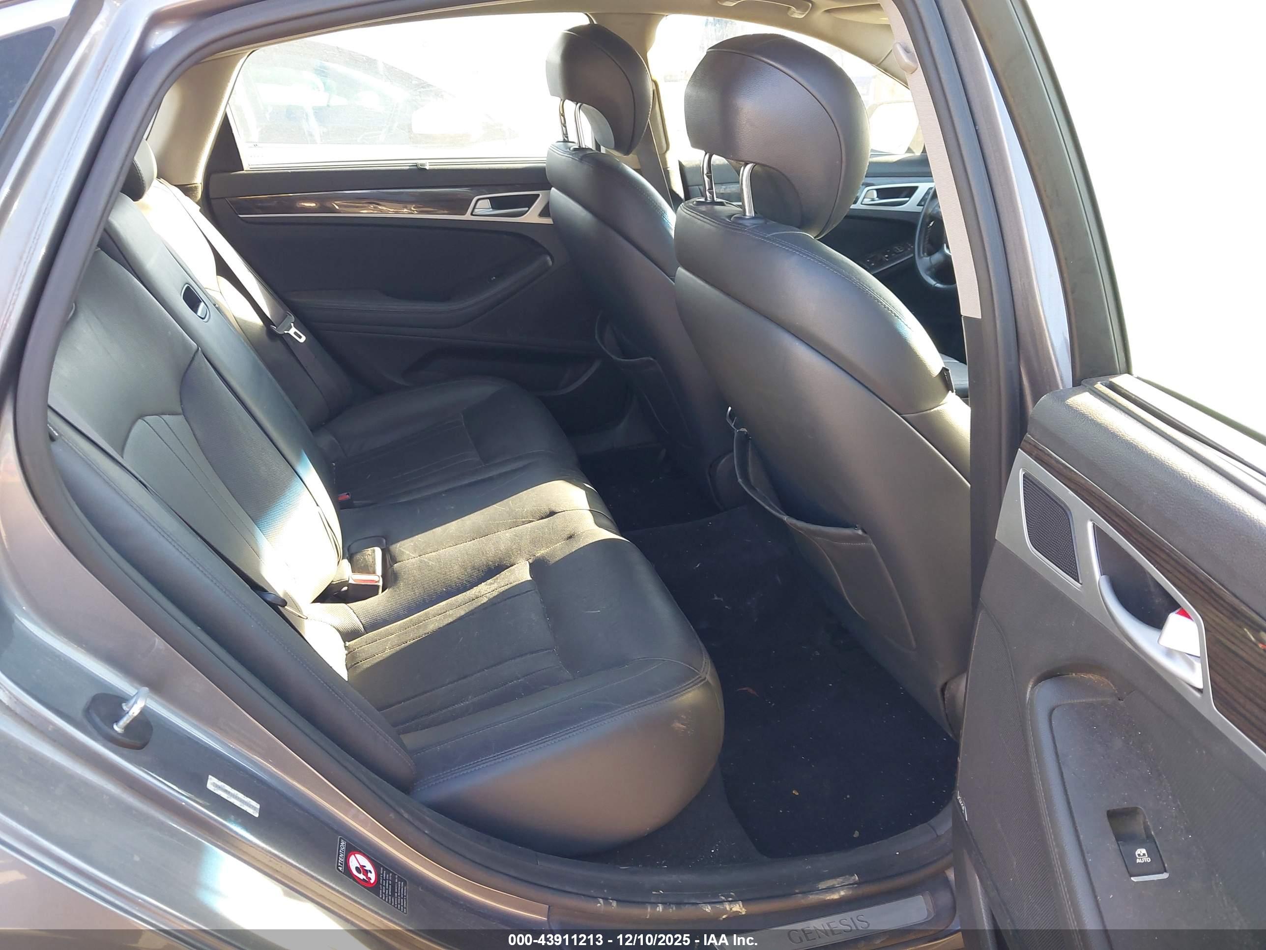 HYUNDAI GENESIS image 8