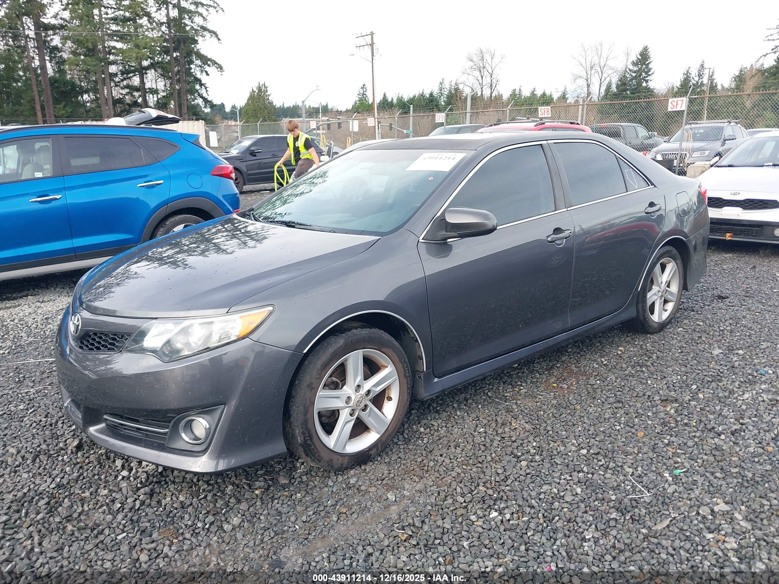 TOYOTA CAMRY image 2