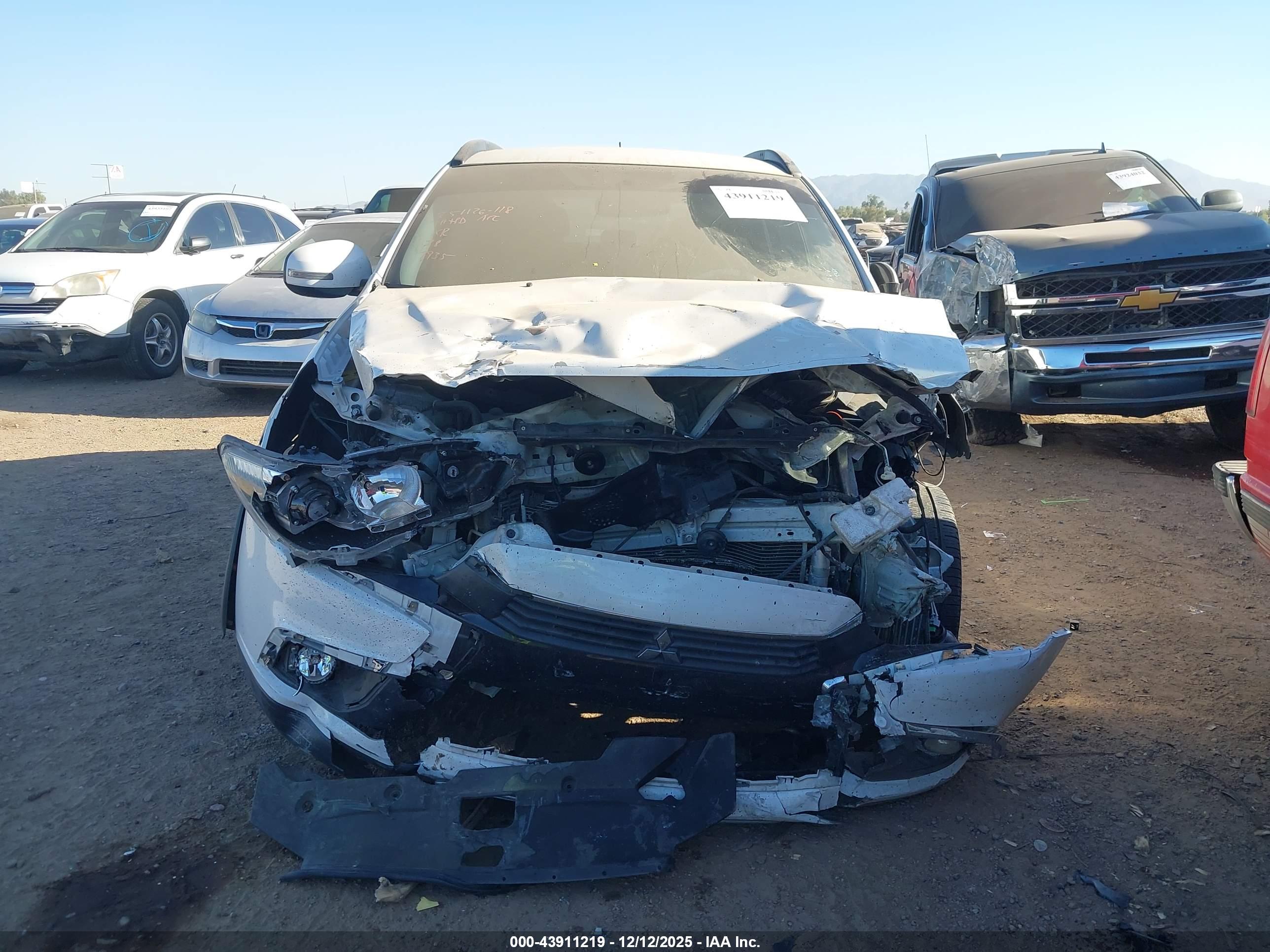 MITSUBISHI OUTLANDER image 6