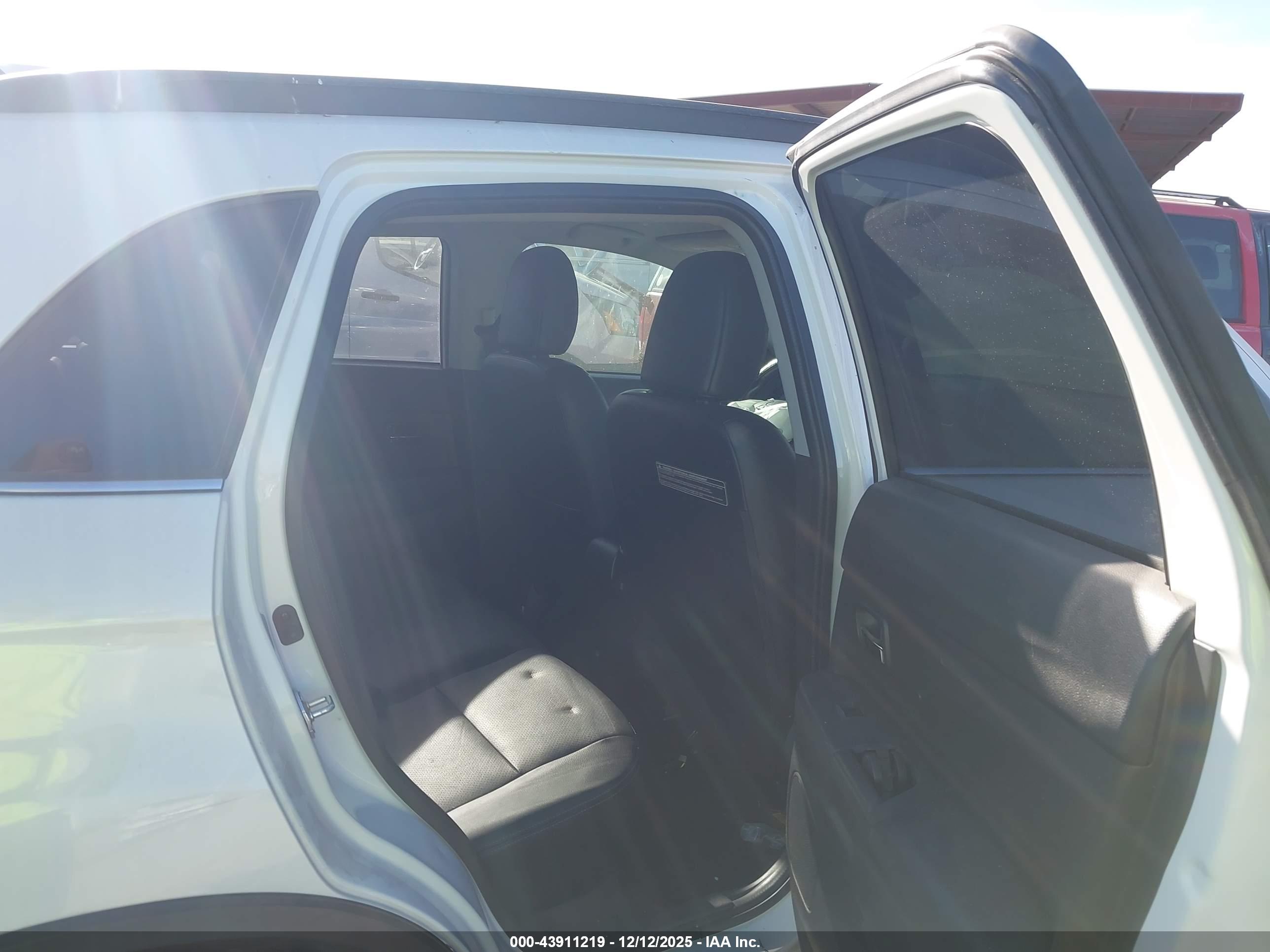 MITSUBISHI OUTLANDER image 8