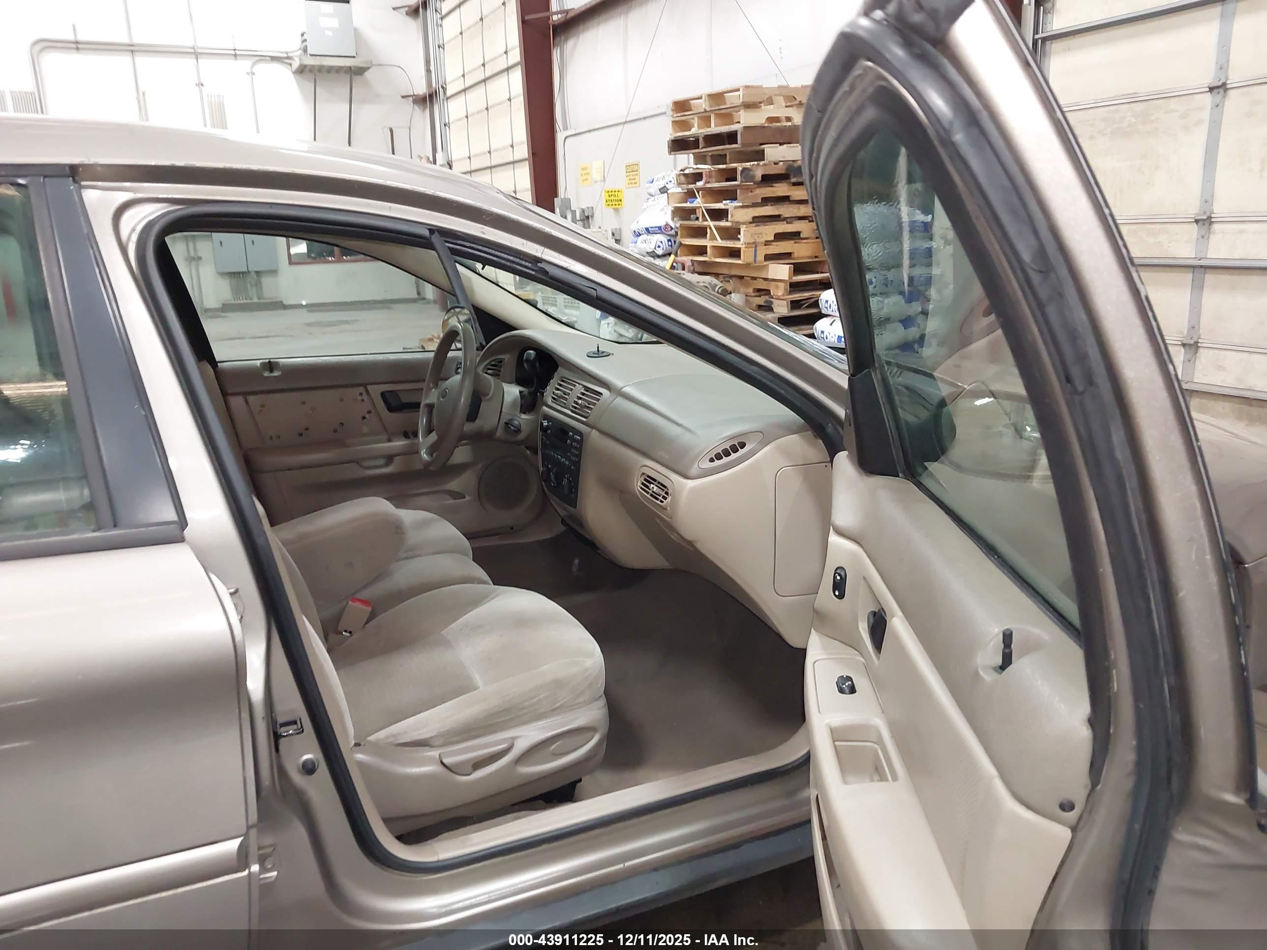 FORD TAURUS image 5