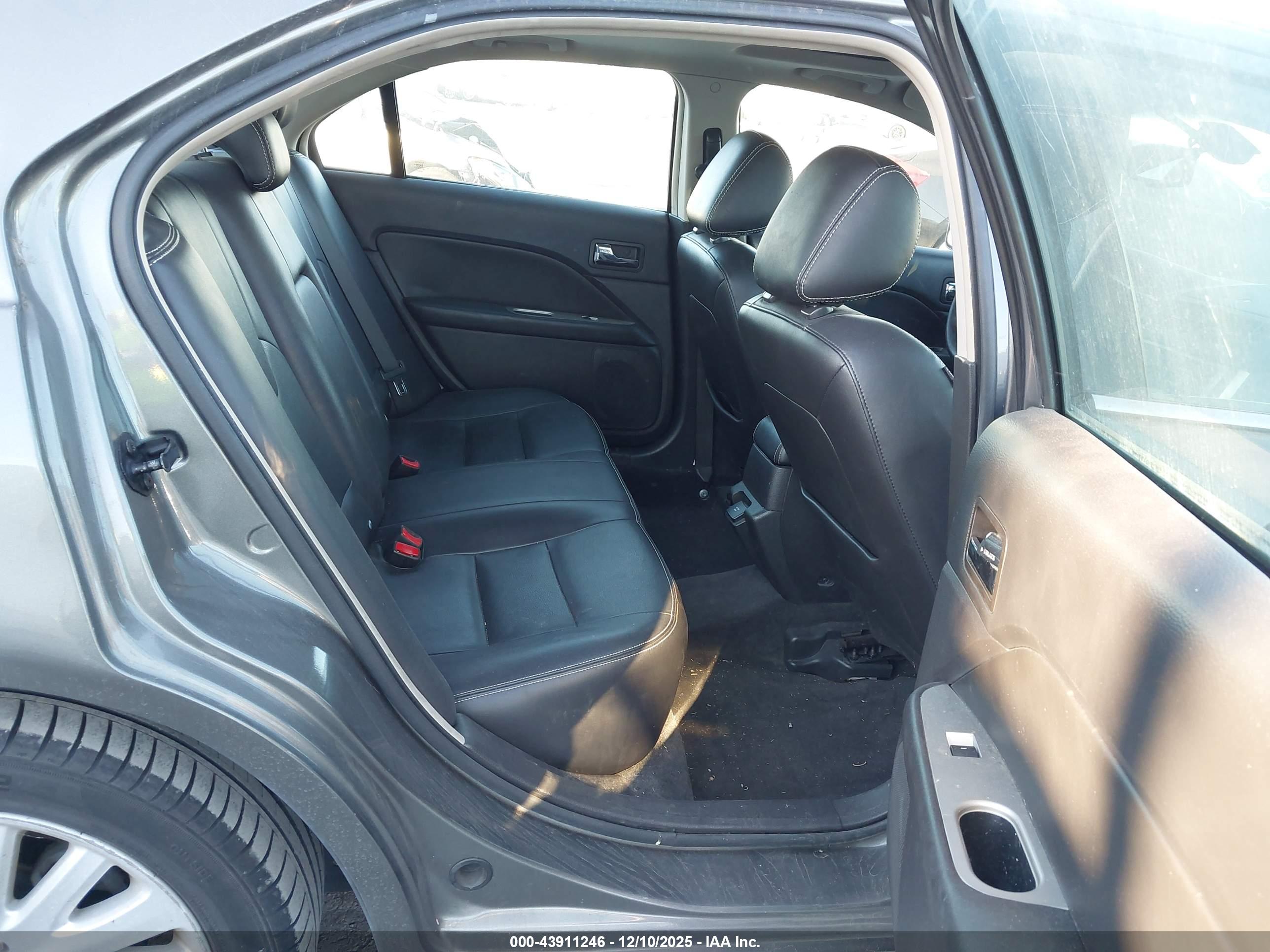FORD FUSION image 8