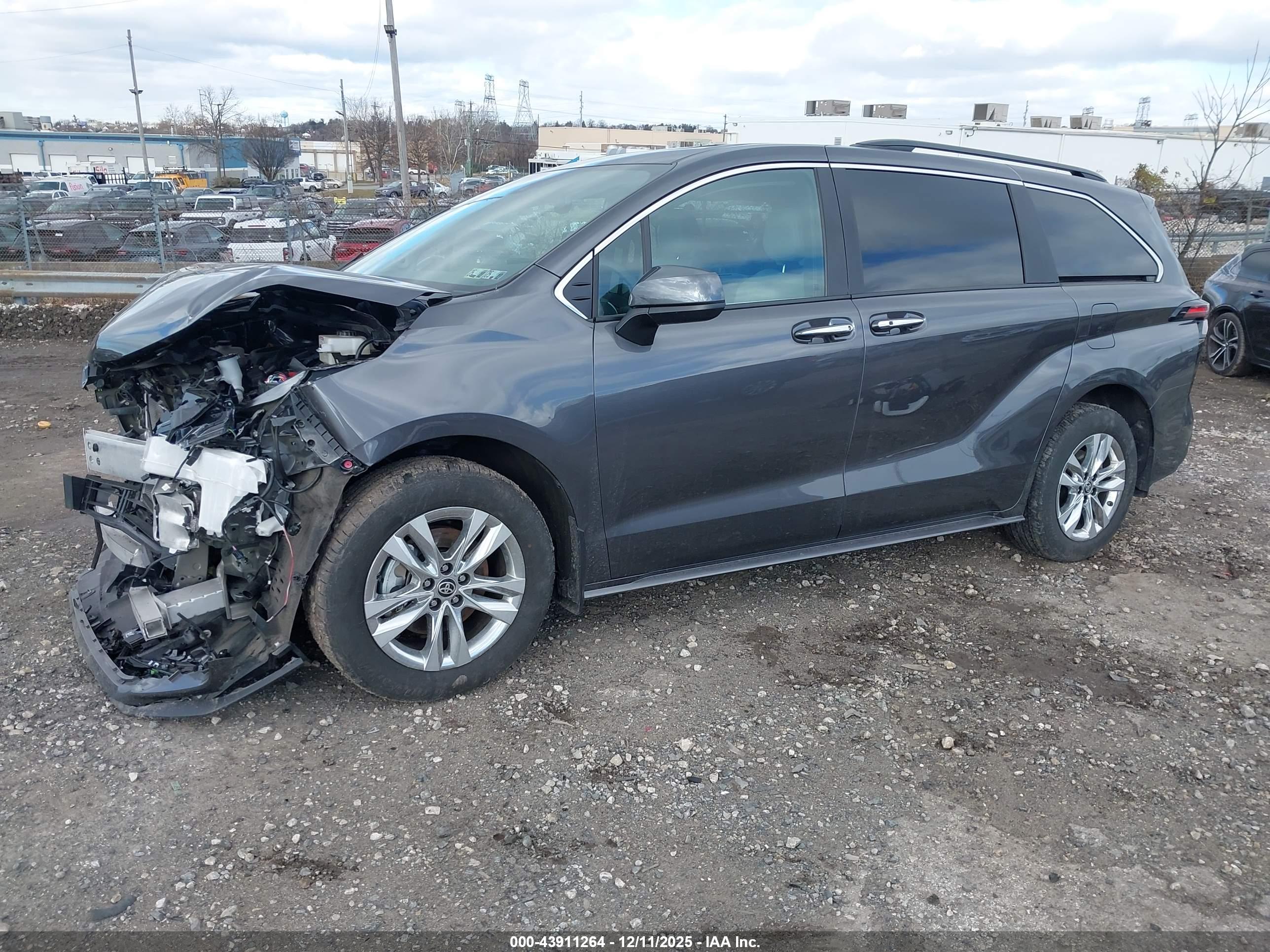 TOYOTA SIENNA image 2