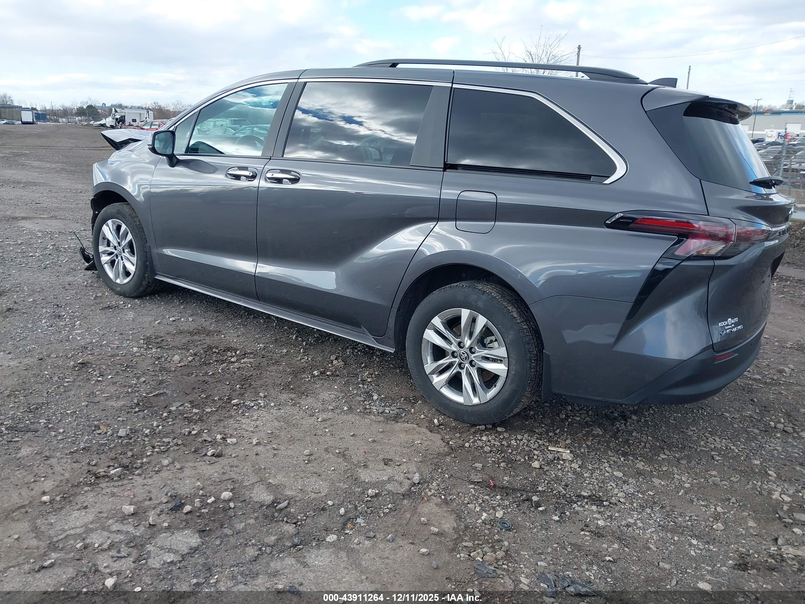 TOYOTA SIENNA image 3