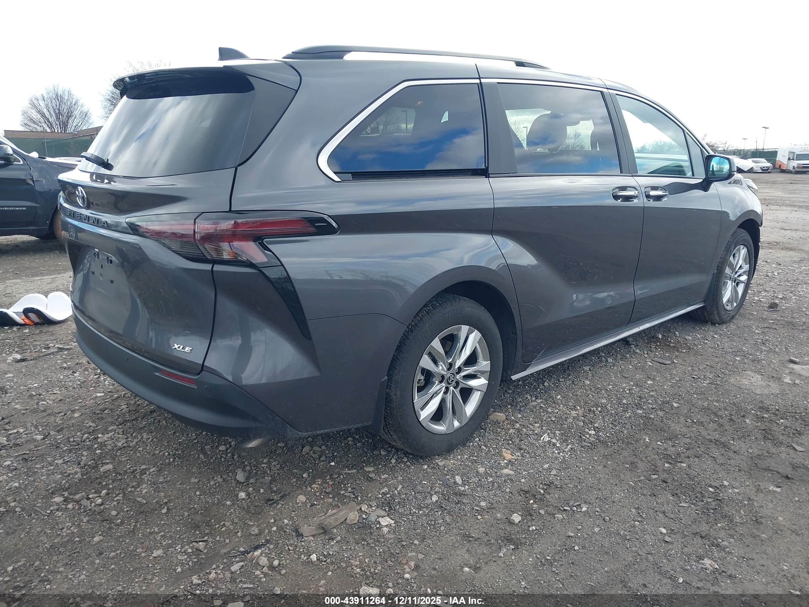 TOYOTA SIENNA image 4
