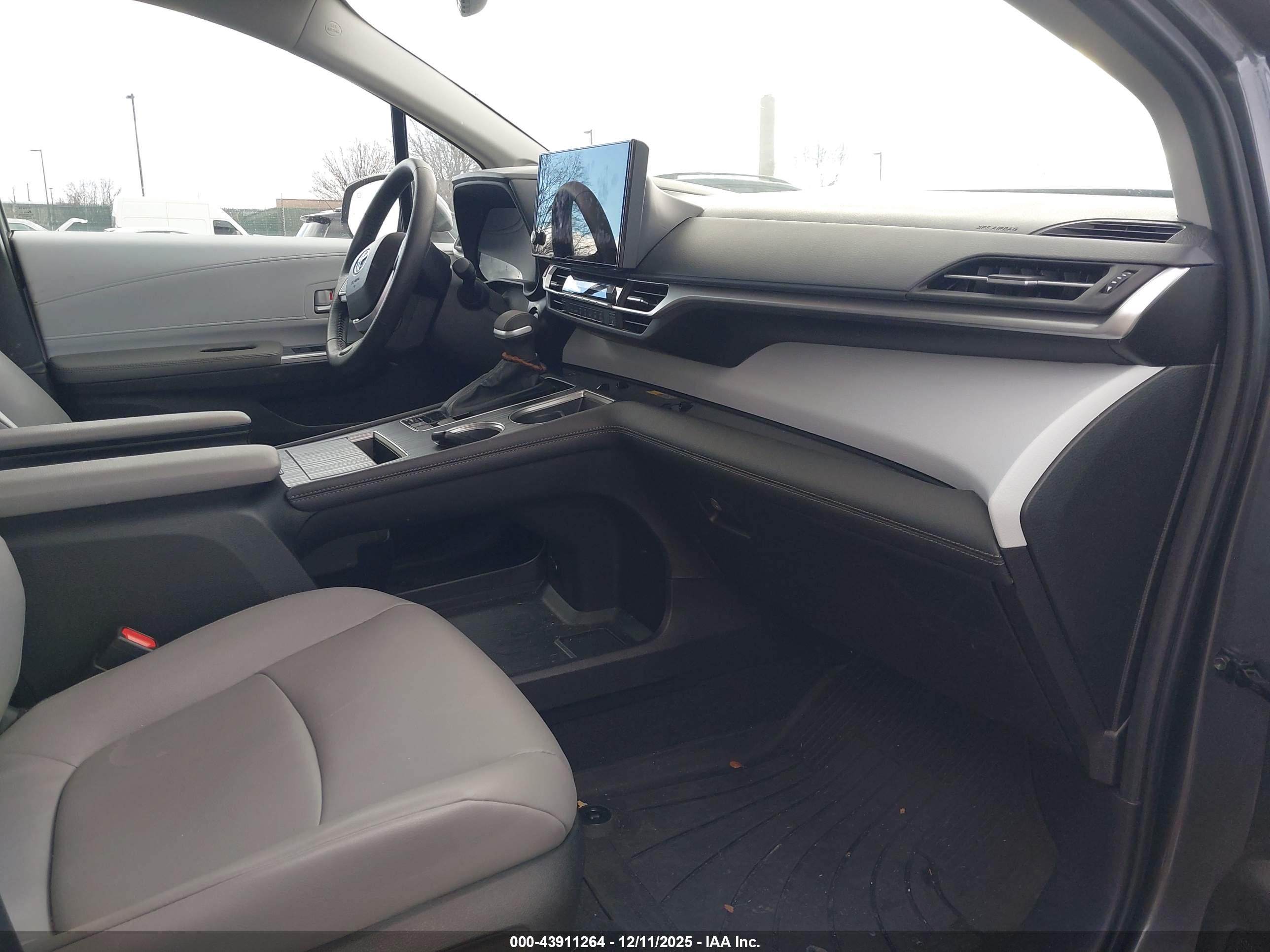 TOYOTA SIENNA image 5