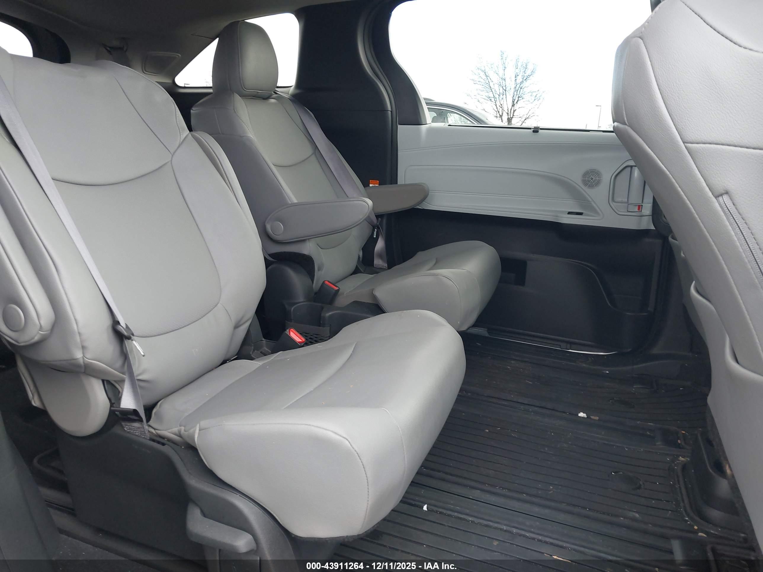 TOYOTA SIENNA image 8