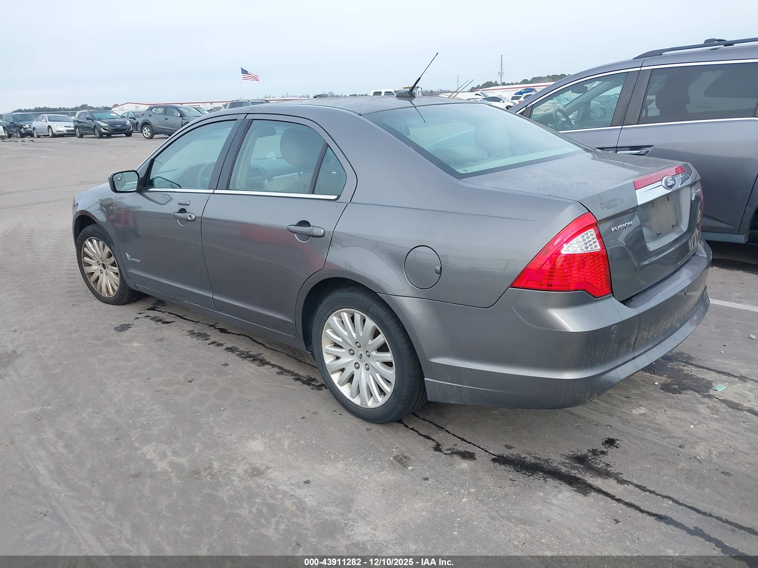 FORD FUSION image 3