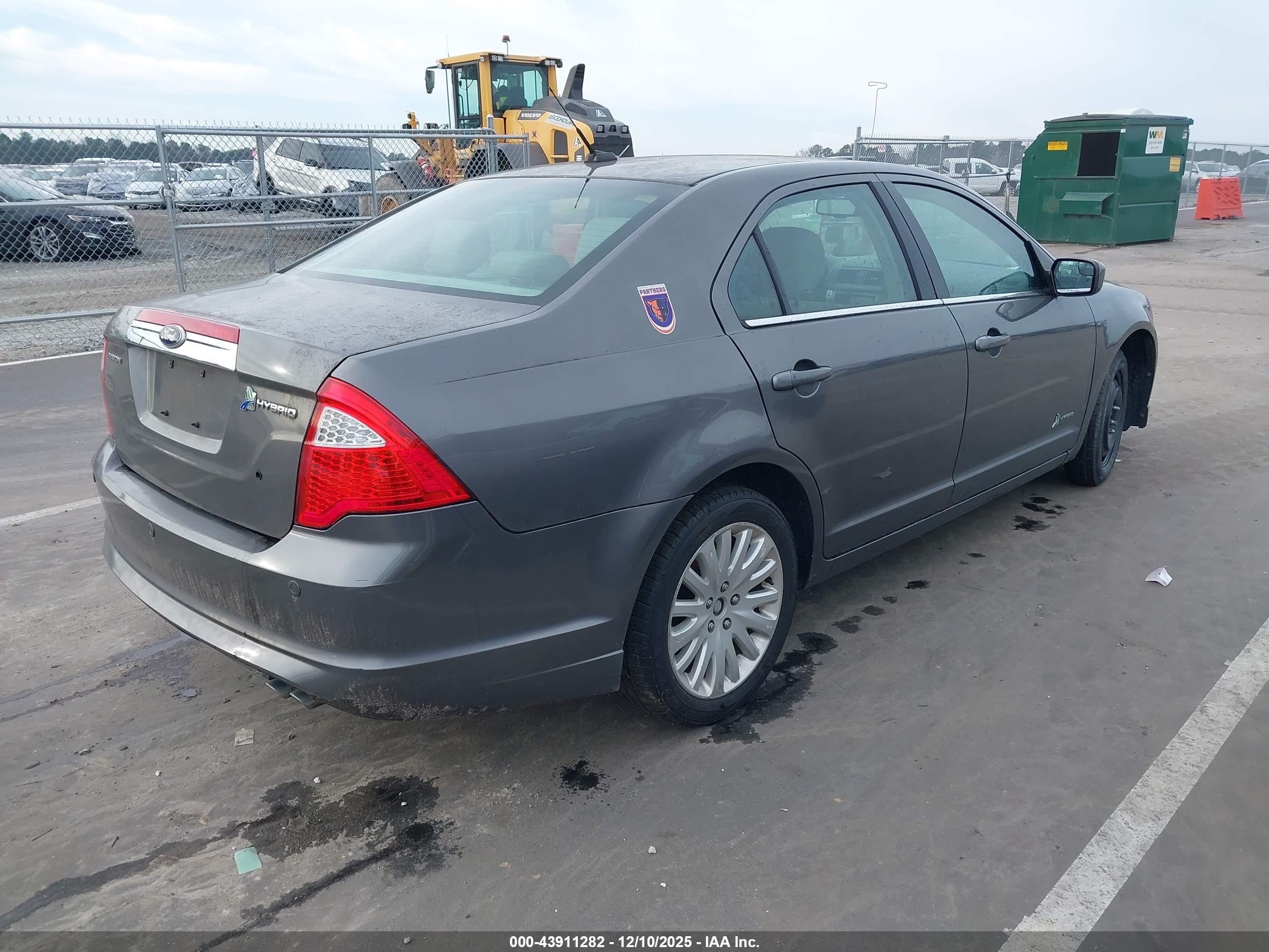 FORD FUSION image 4
