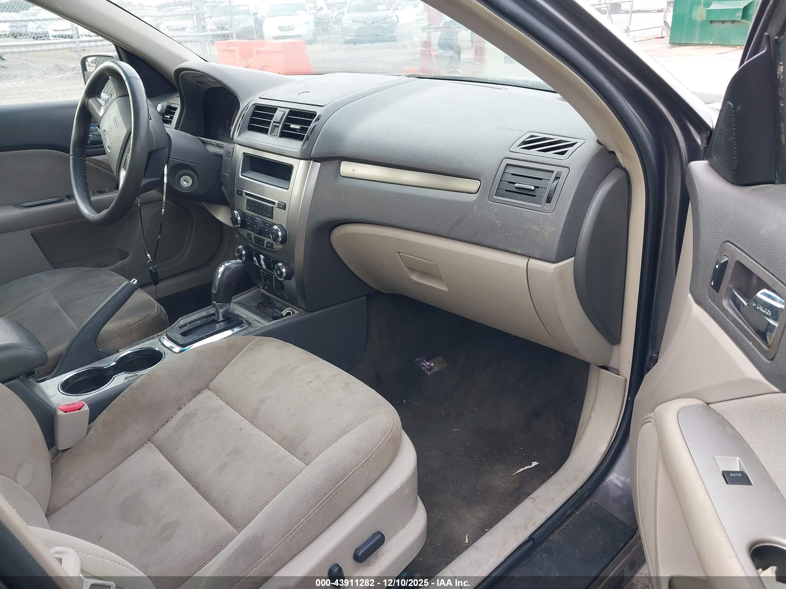 FORD FUSION image 5