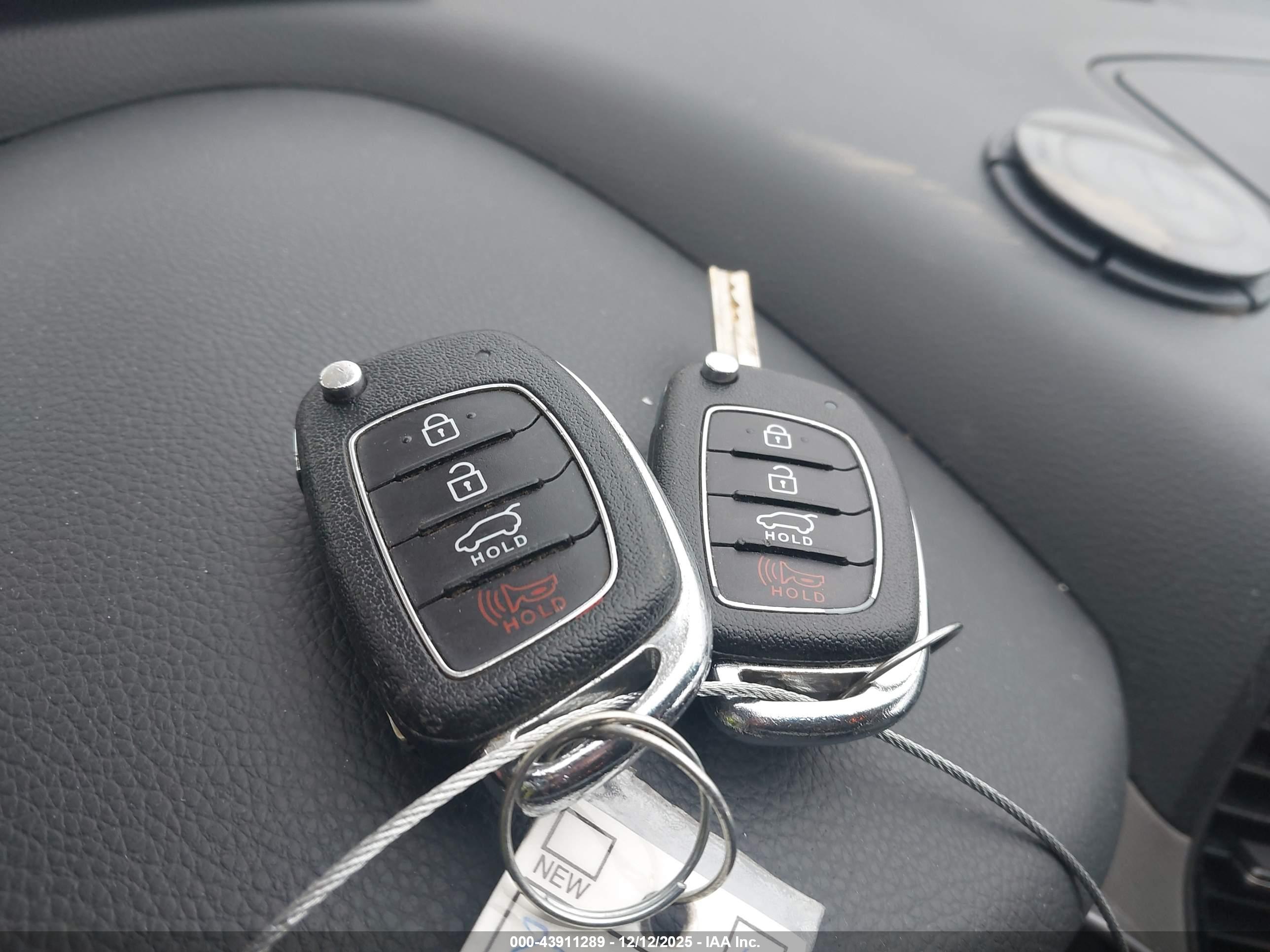 HYUNDAI SANTA image 11