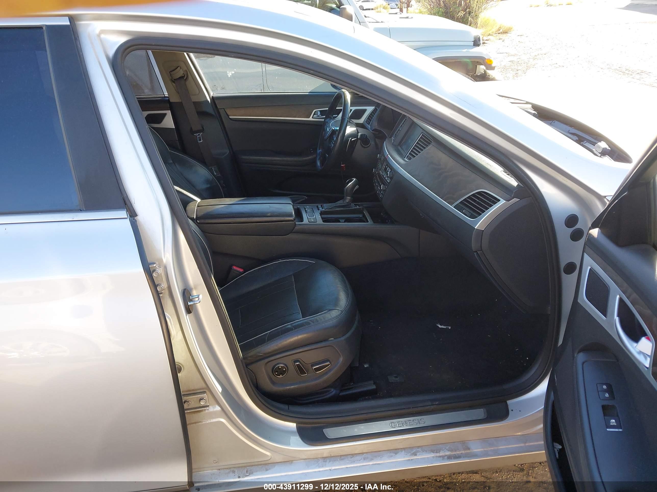 HYUNDAI GENESIS image 5
