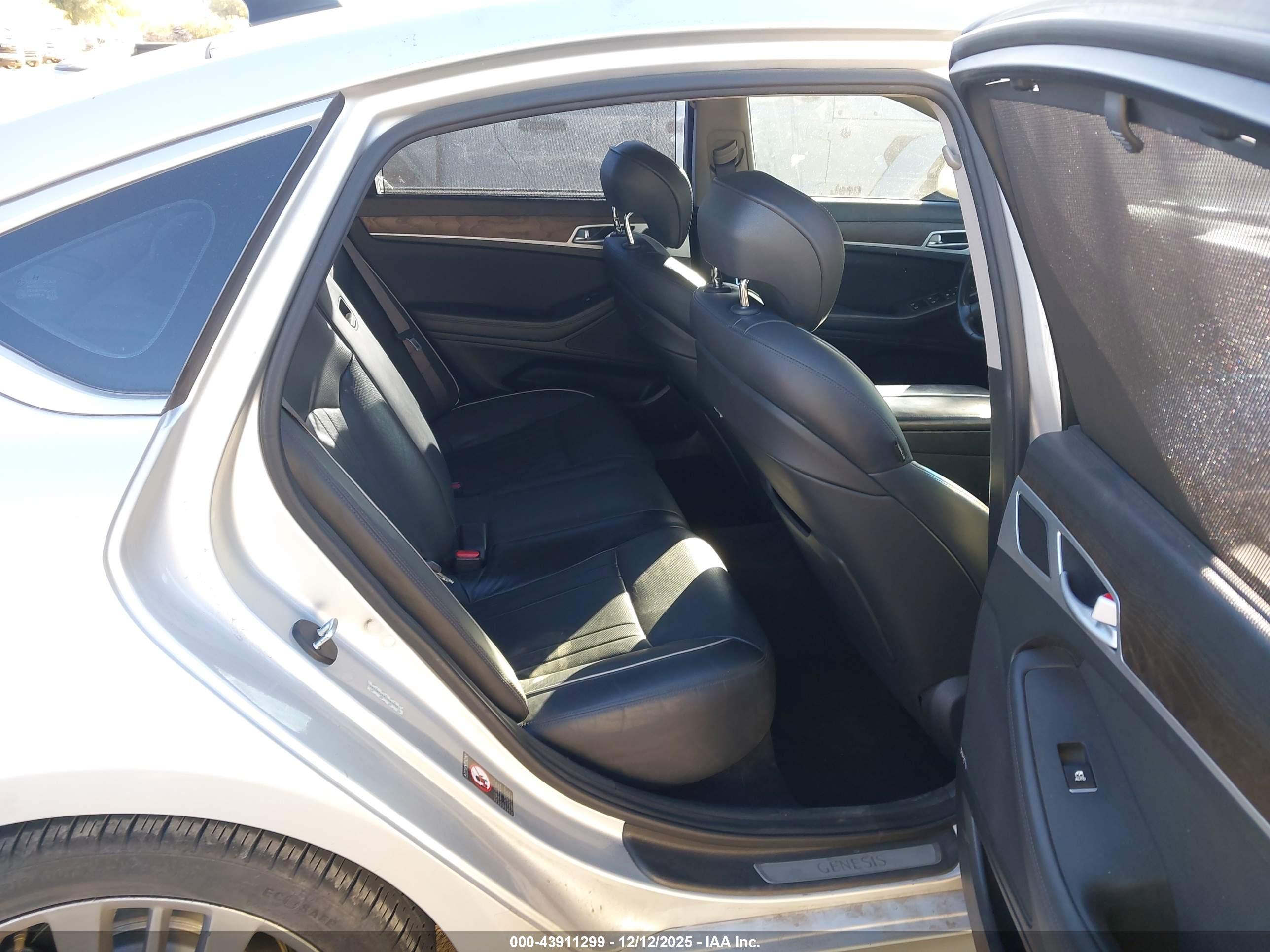 HYUNDAI GENESIS image 8