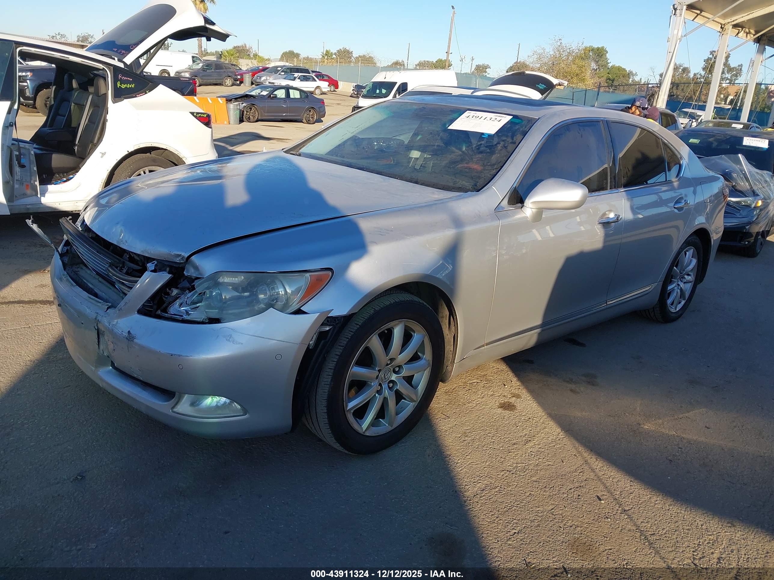 LEXUS LS image 2