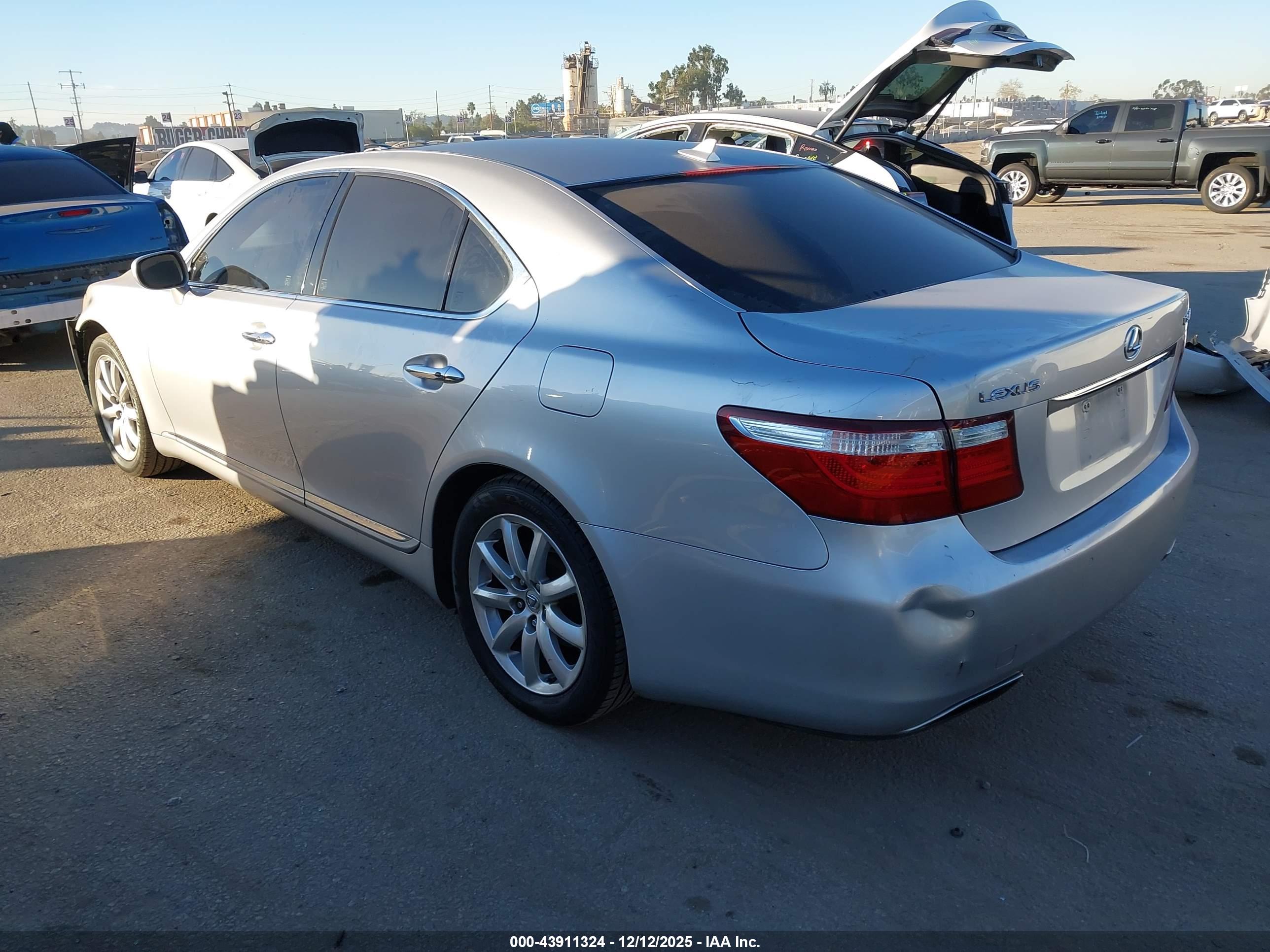 LEXUS LS image 3